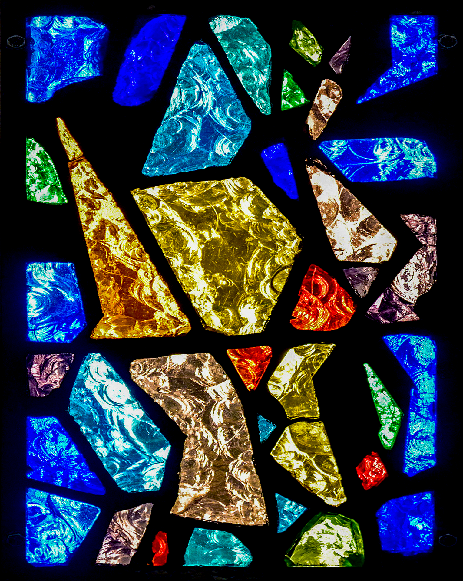 Bild på ett kyrkfönster med blåa, gula, röda och gröna former