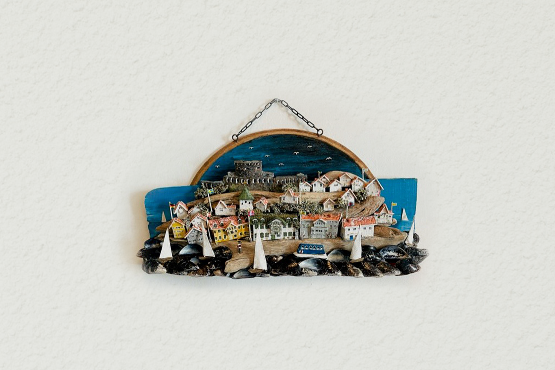Konstverk med skärgårdsmotiv tillverkat av drivved.