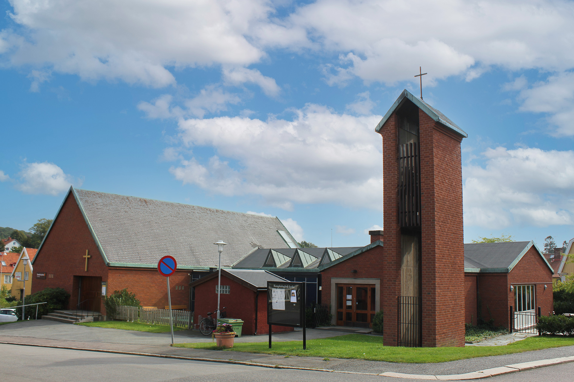 Kungsladugårds kyrka utomhus en solig dag.