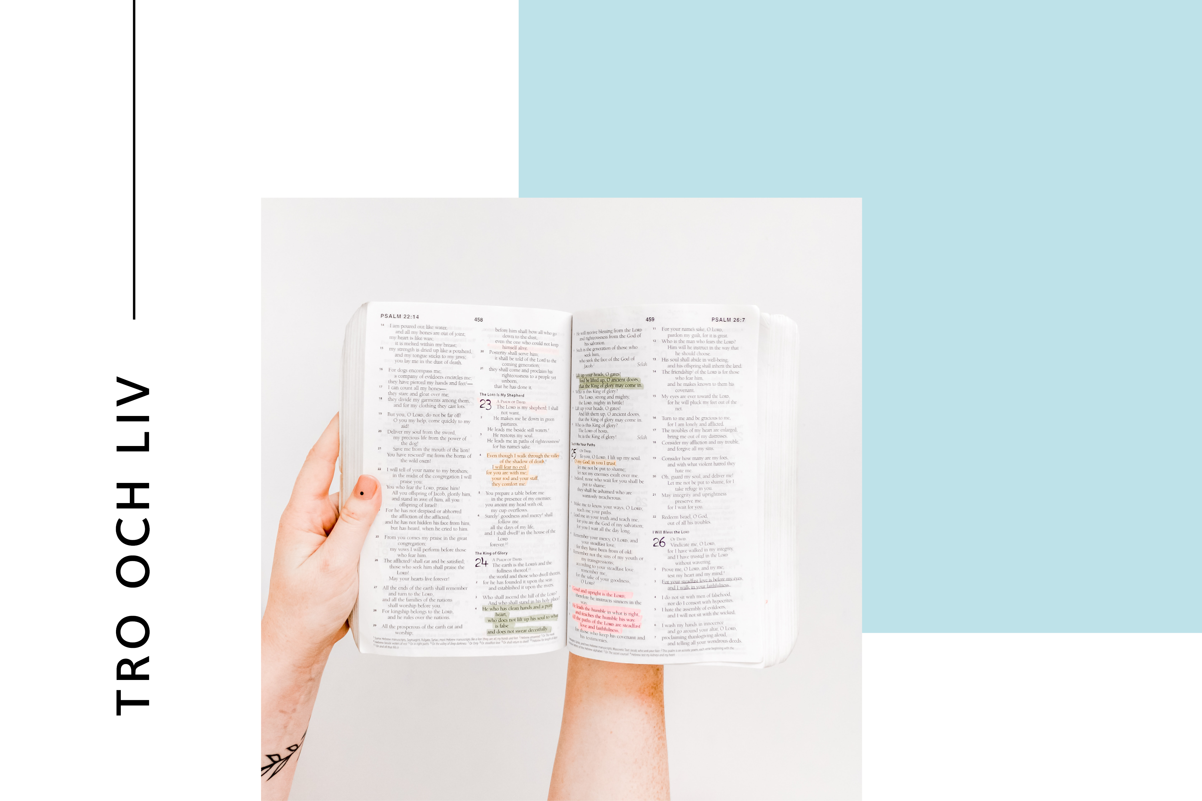 En uppslagen Bibel med överstrykningar. Text i bild: tro och liv.