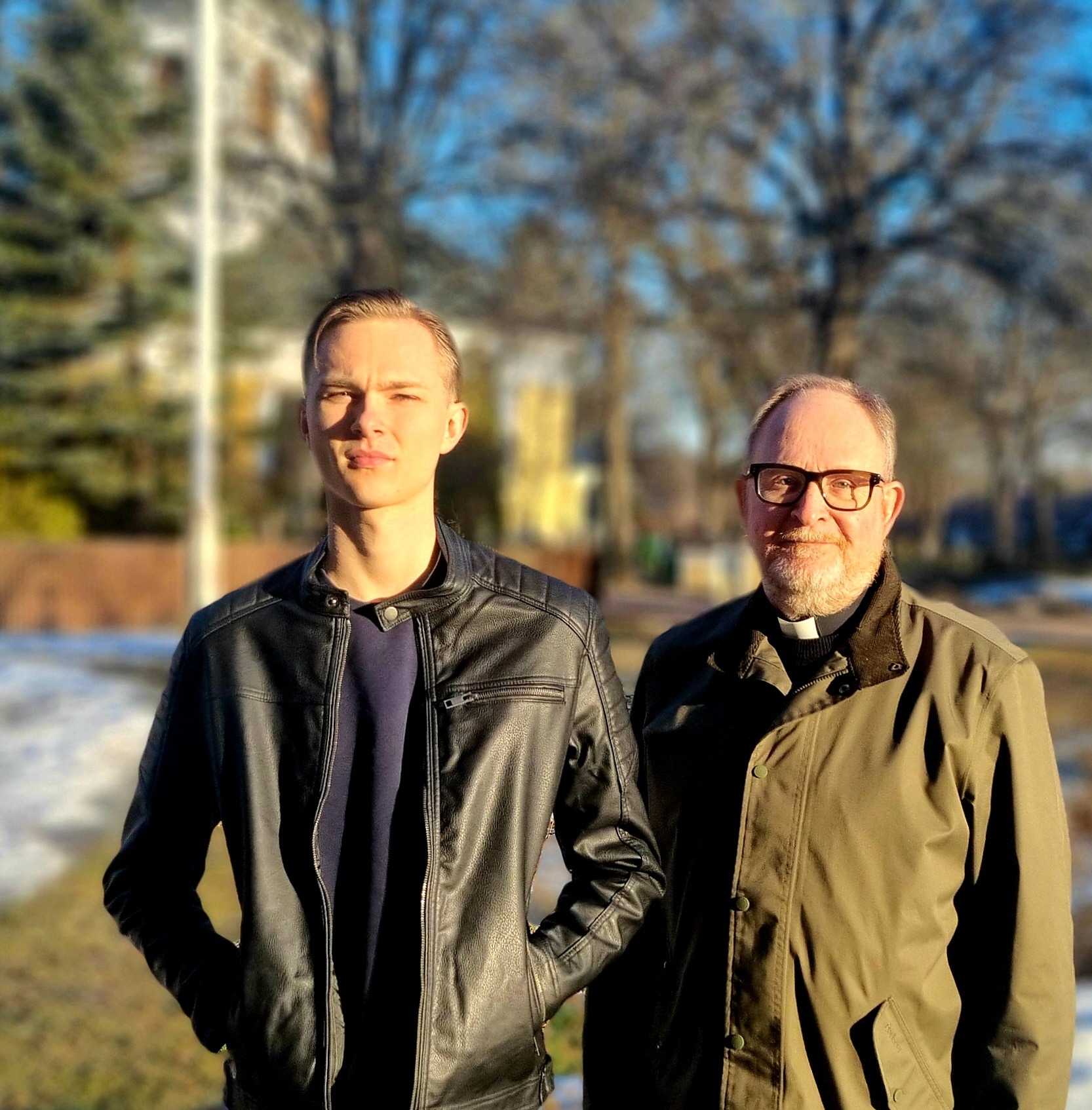 Emrik Berg som gör sitt praktikår som Ung Resurs i Västerfärnebo-Fläckebo församling tillsammans med Kyrkoherde Markus Holmberg.
