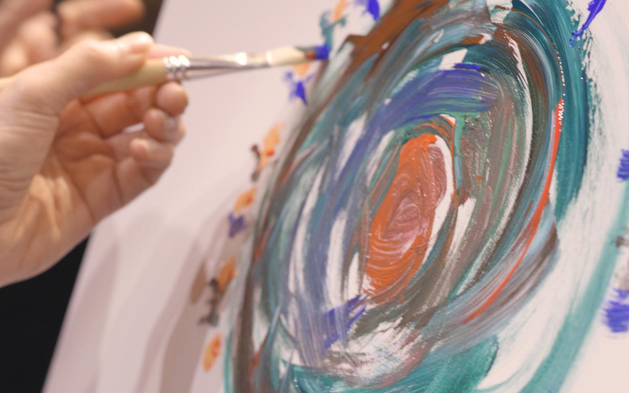 Närbild på konstverket Fem biskopar - en tavla 2026. Cirkel målad i grönt, blått och brunt med en röd mitt. 