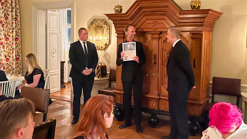 Biskop Mikael Mogren som delar ut diplom till Motorburen ungdom i Arboga