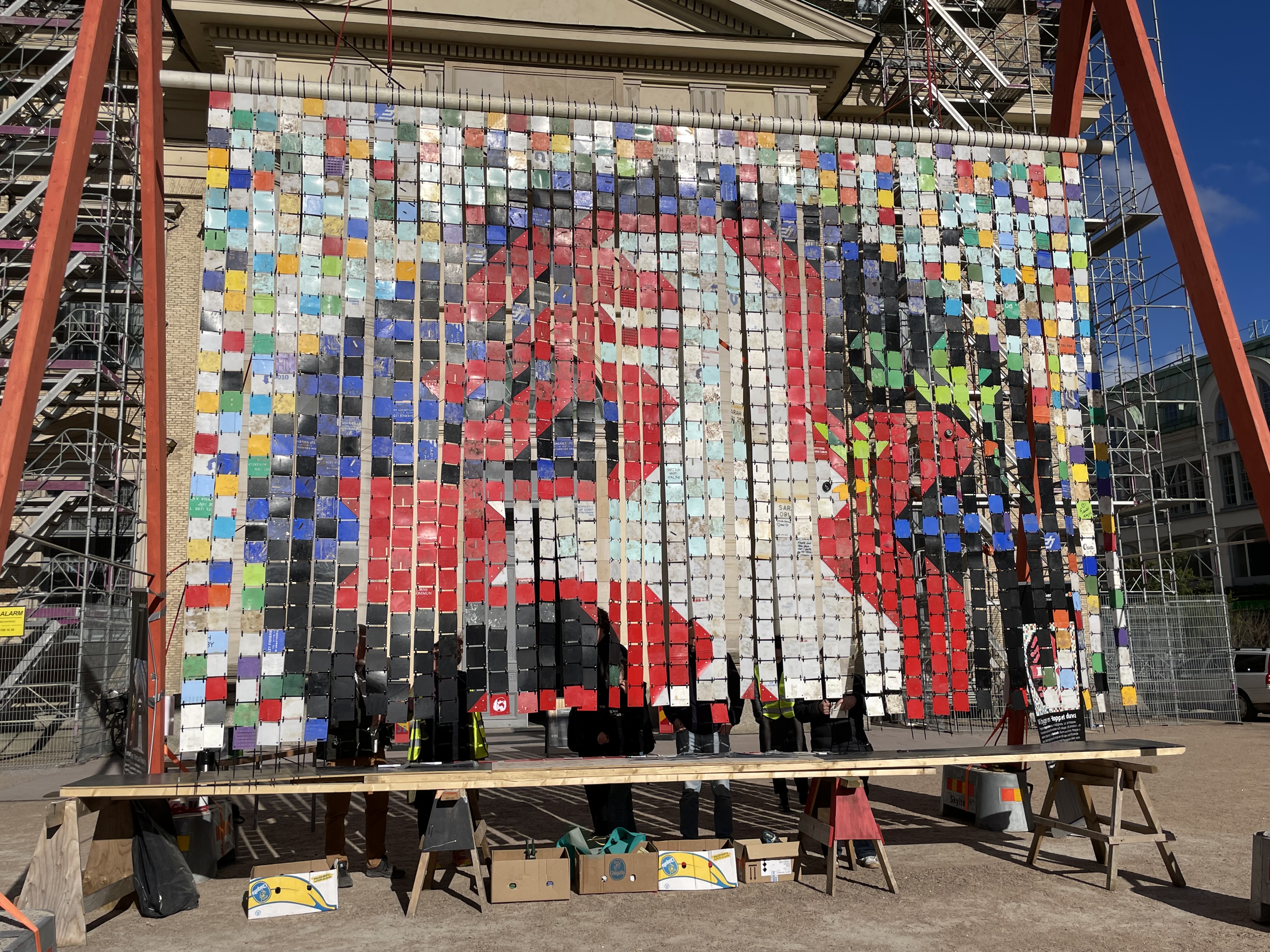 En 7x7 meter stor mosaik, föreställande en röd och en vit fredsduva, hissas framför domkyrkan i Göteborg.
