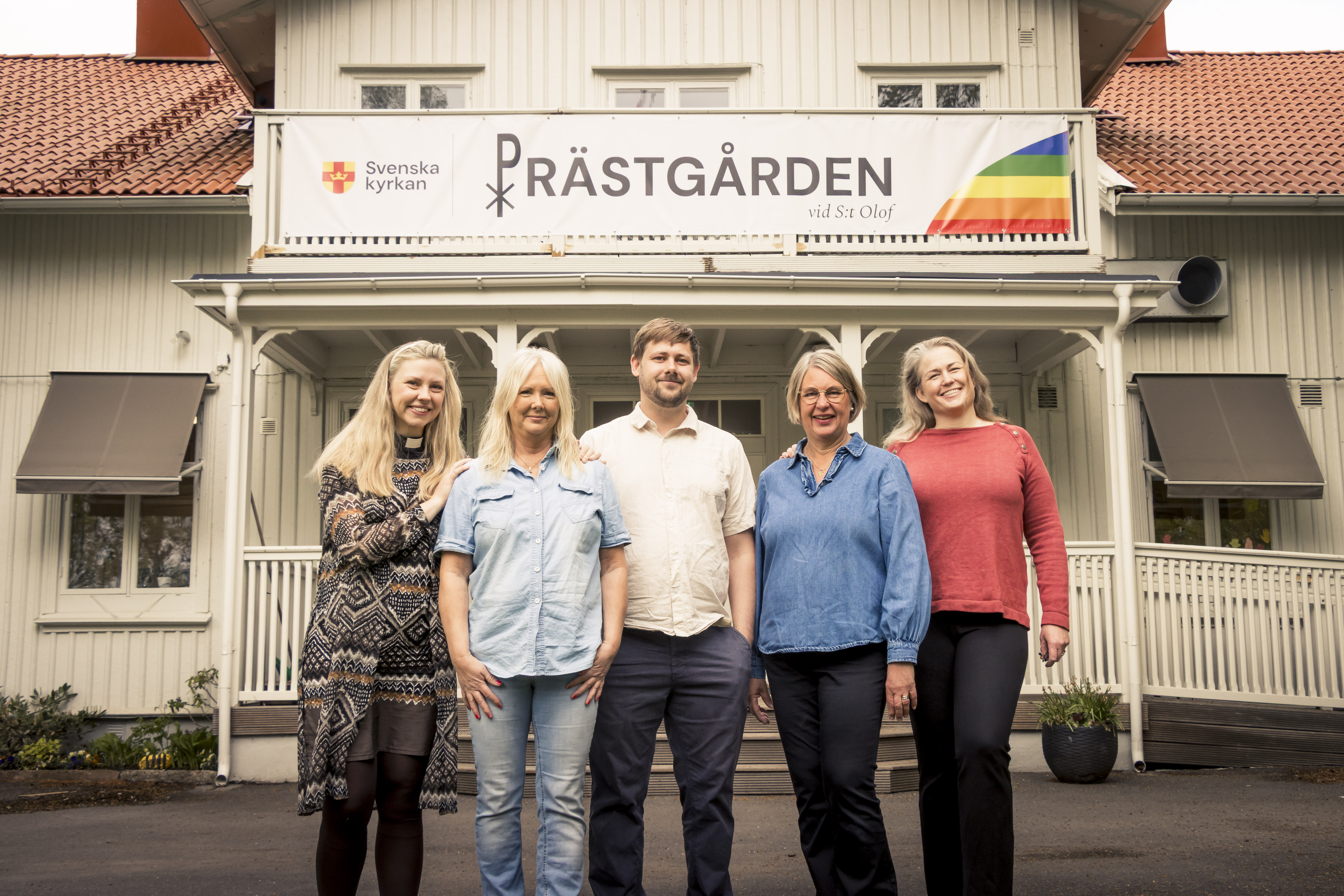 Arbetslaget som jobbar i Prästgården framför huset.