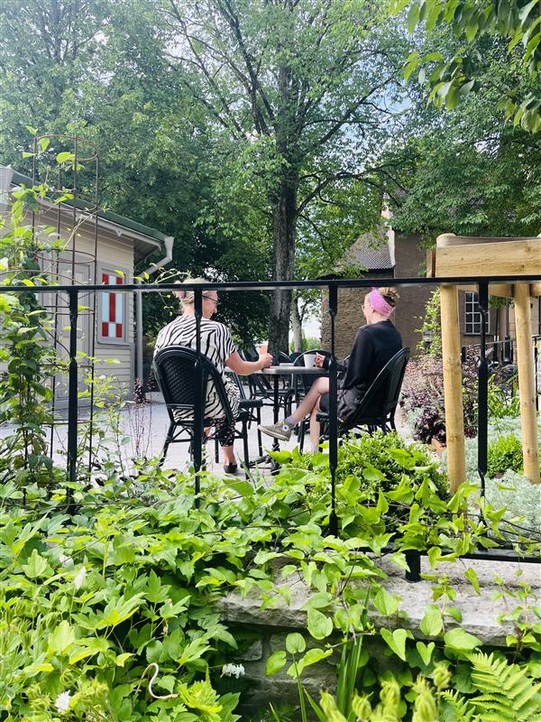 Cafébord på Kyrkans hus innergård i Falköping