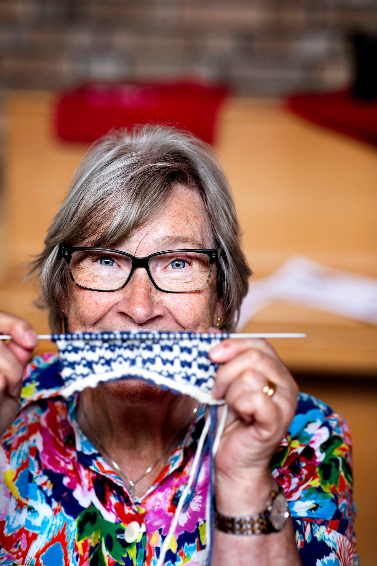 Kvinna som stickar