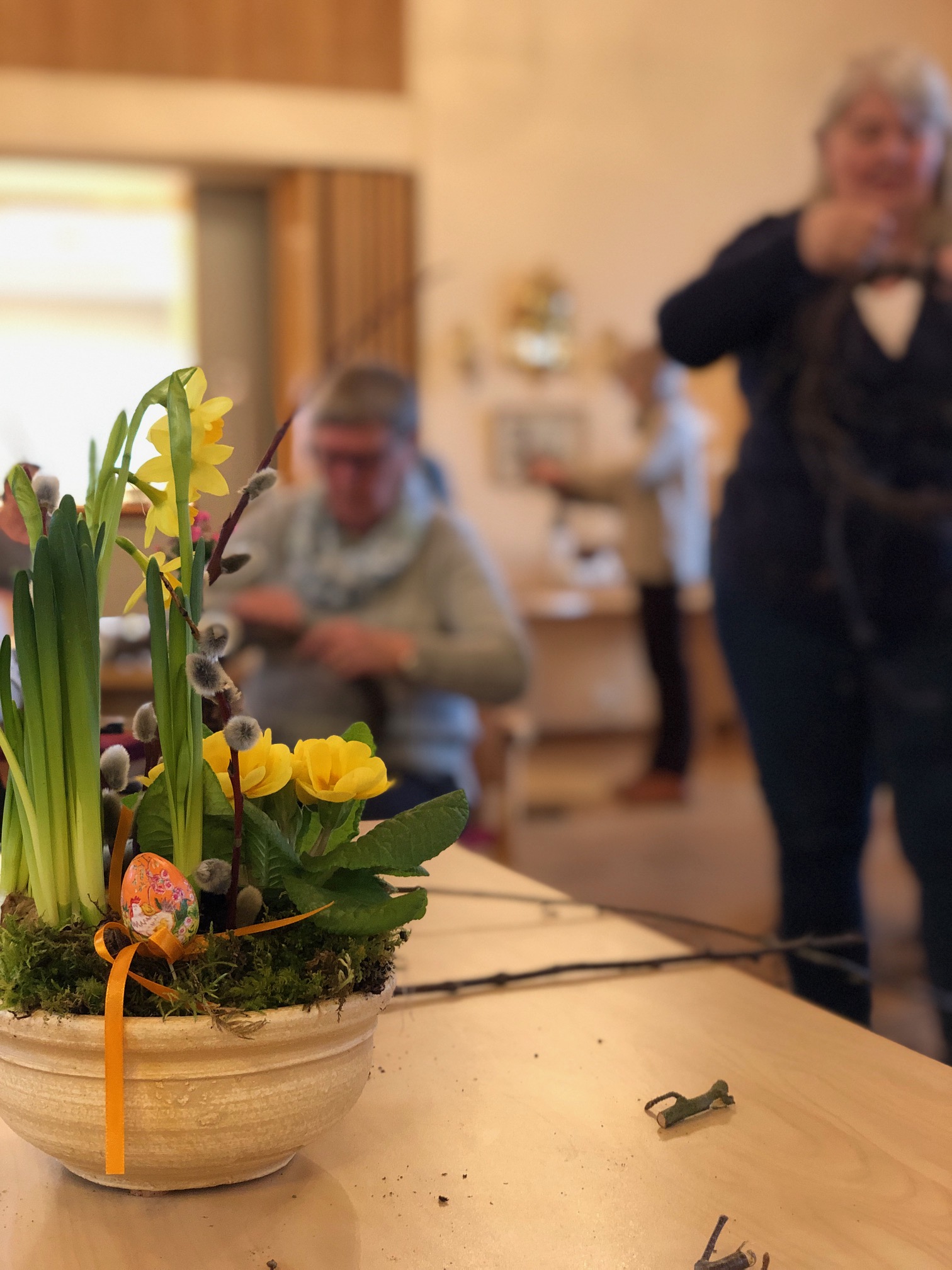 Blomarrangemang i kruka