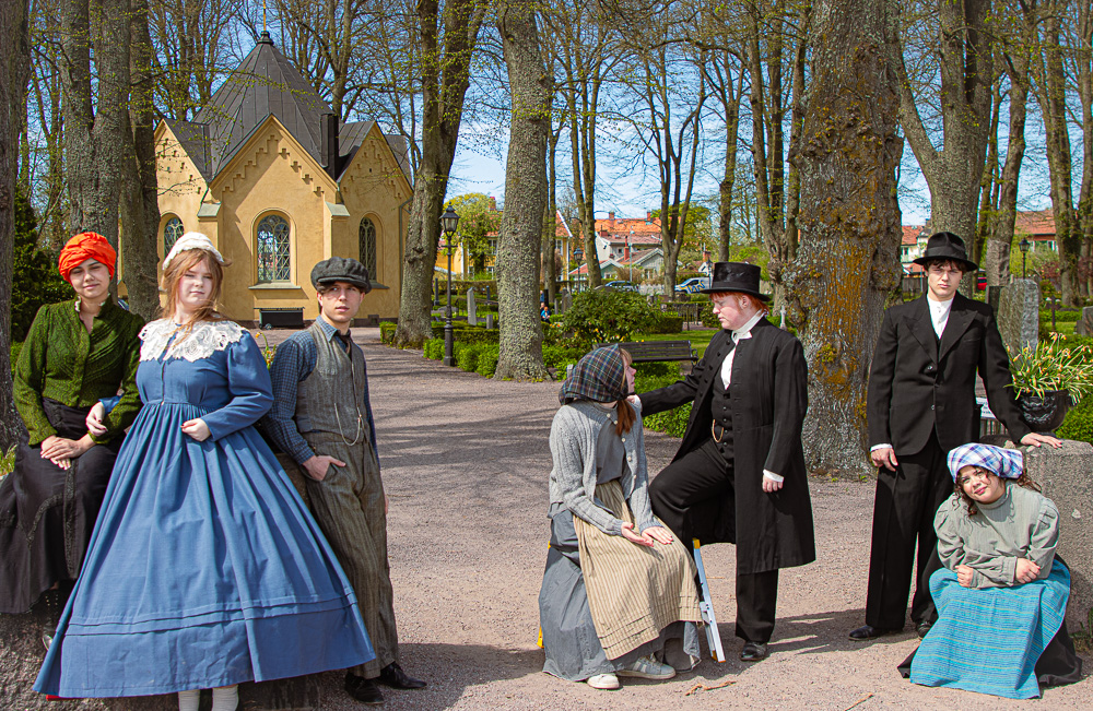 Kyrkogårdsteater med elever från Jenny Nyströmsskolan