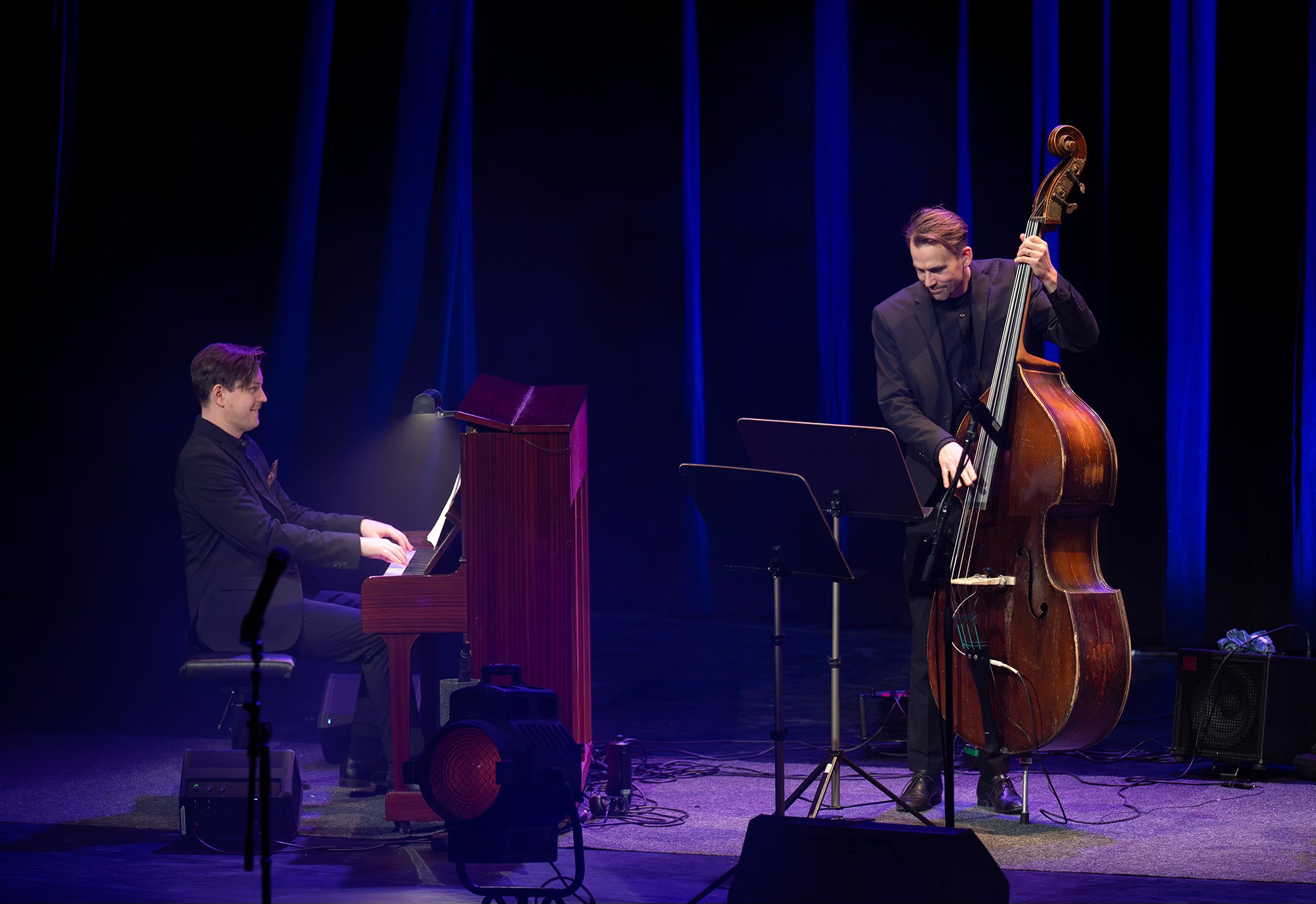 Två män på en scen, en spelar kontrabas den andre piano