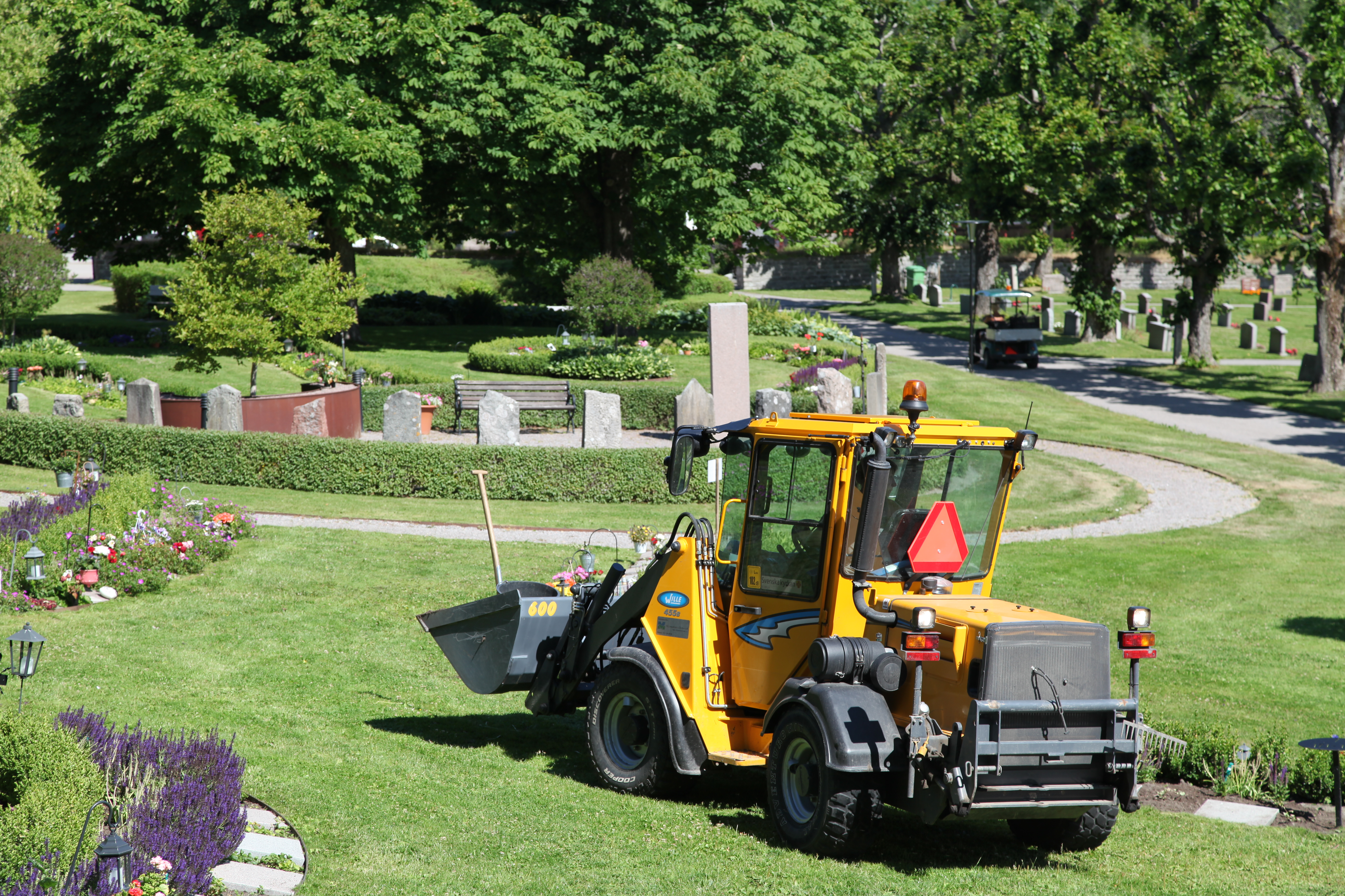 Hjullastare på kyrkogården