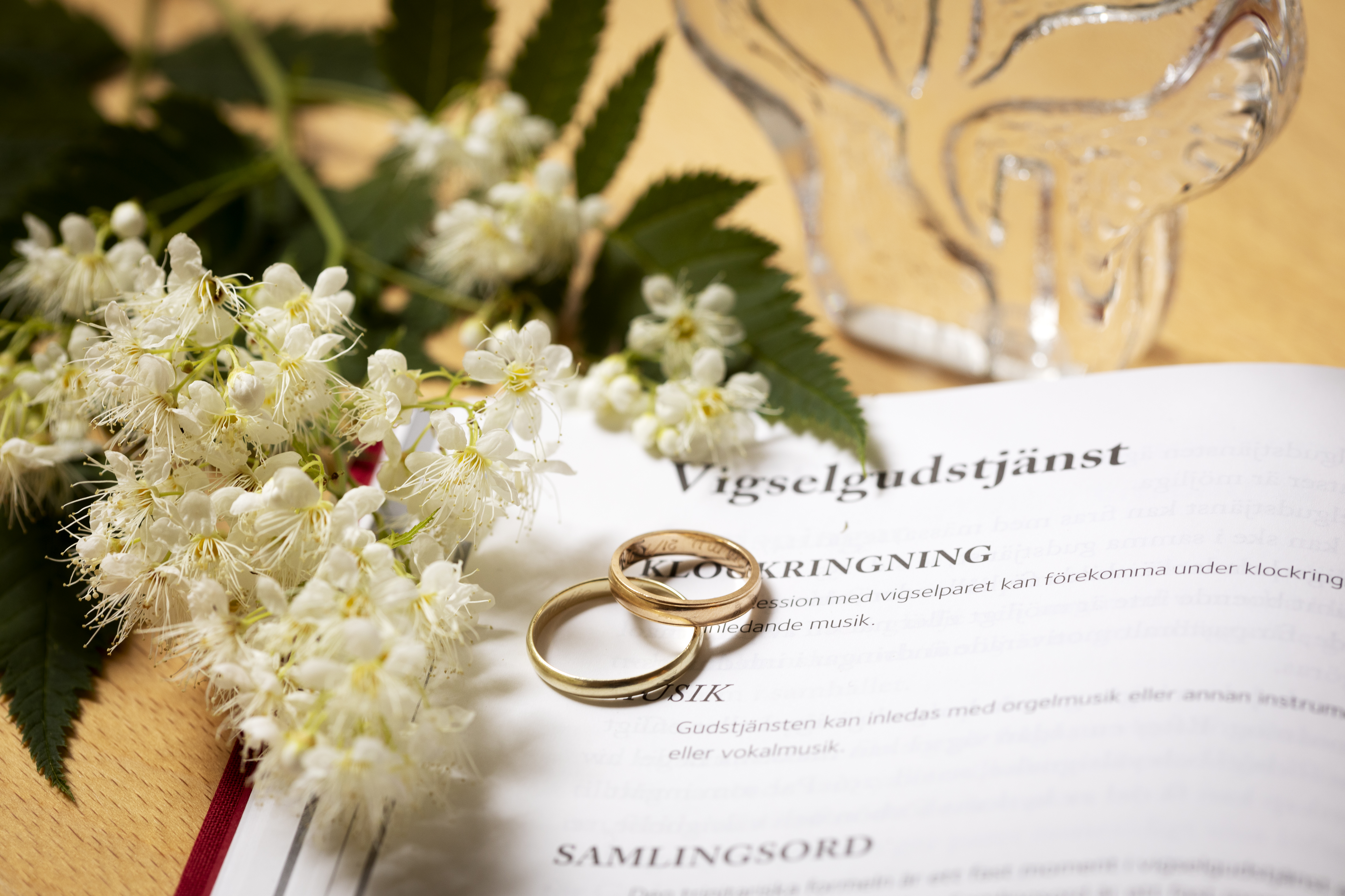 Vigselgudstjänst agenda med ringar och blommor