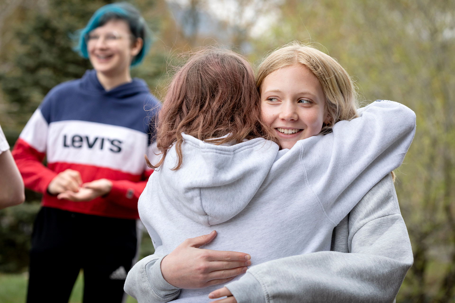 Två tjejkompisar kramar om varandra