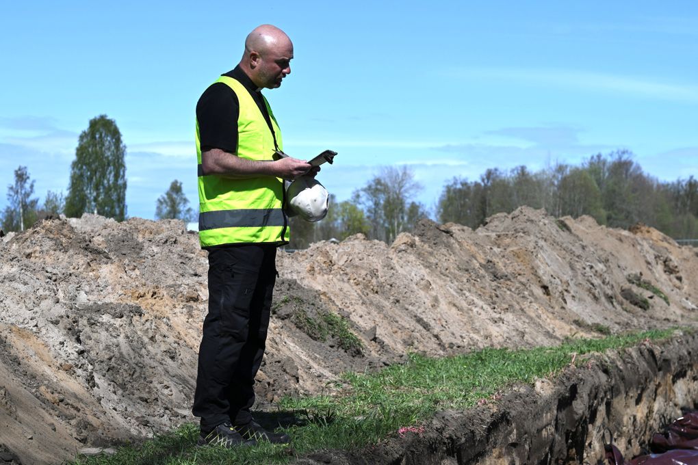 Bild på präst vid en tillfällig gravplats vid en övning i krigsgravtjänst.