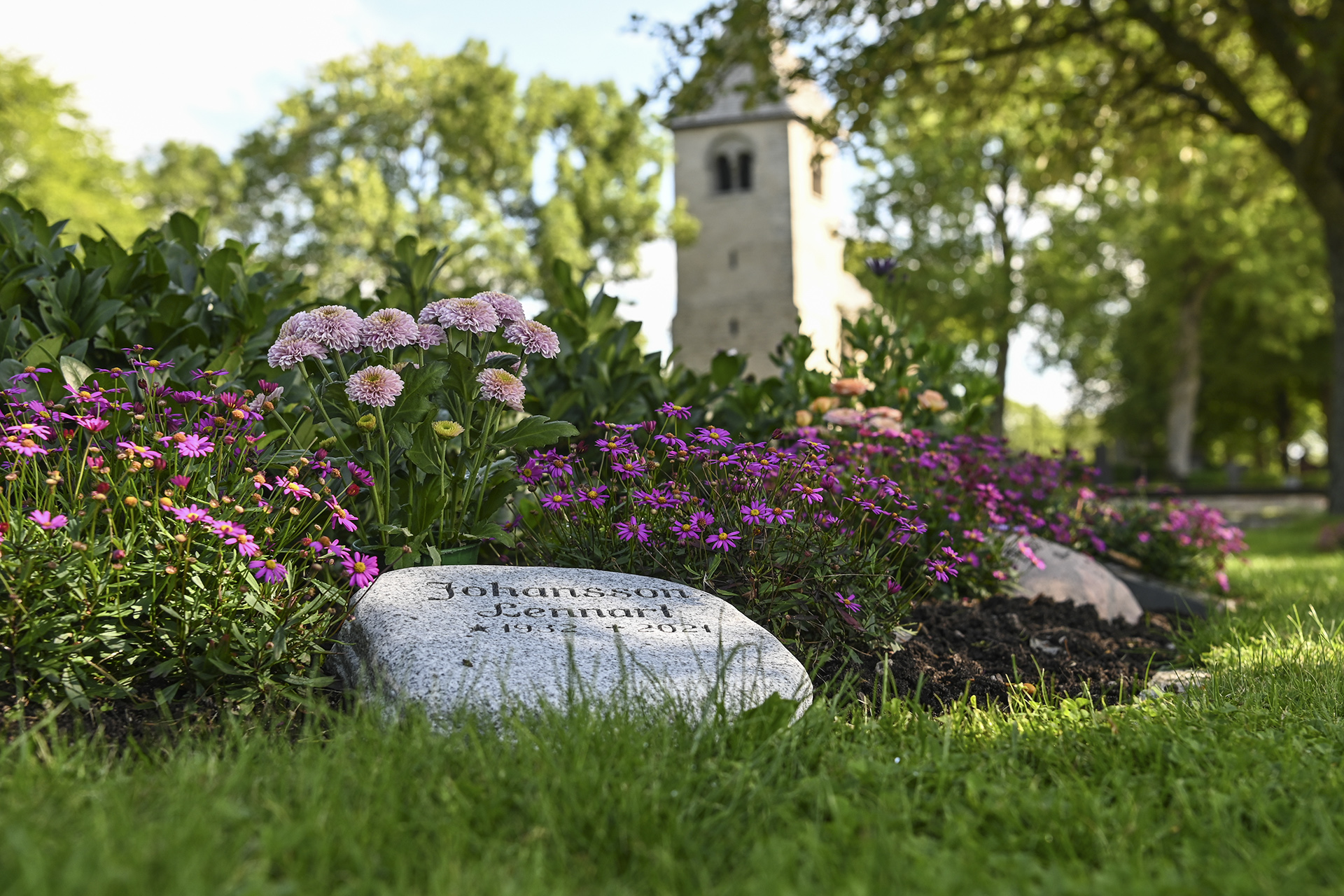 Grav Våmbs kyrkogård.