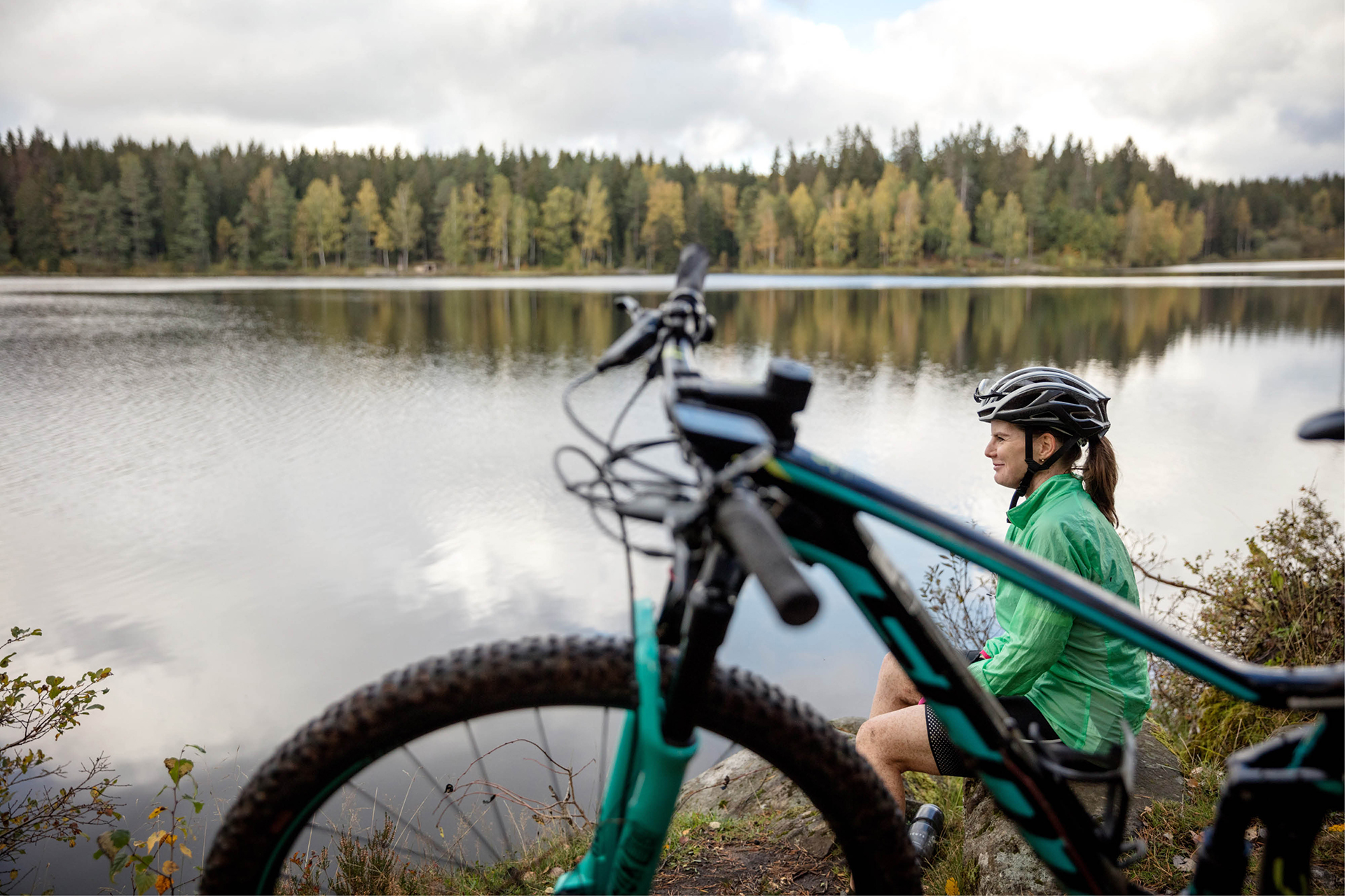 Tjej med cykel uppe på Billingen.
