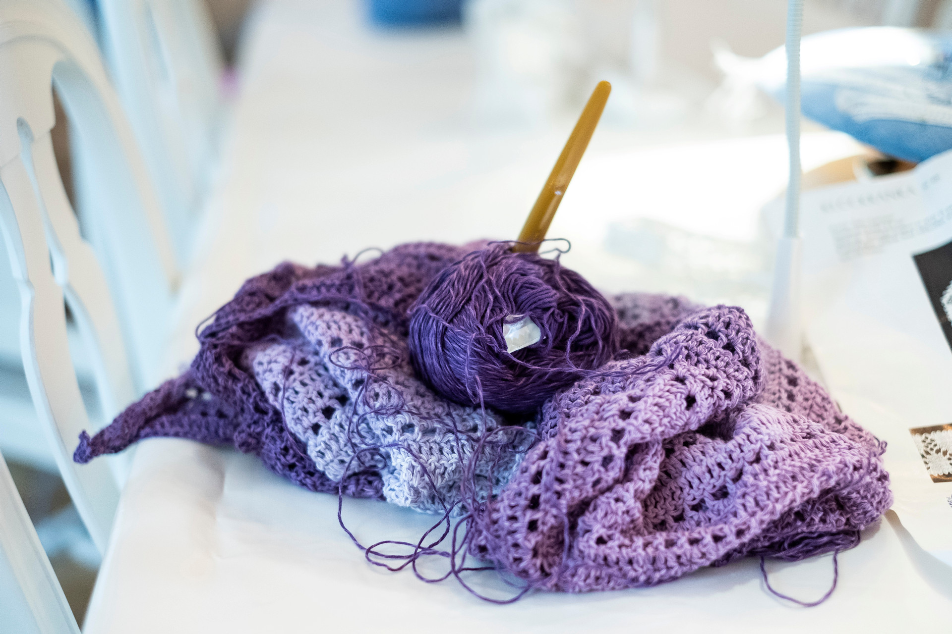 Stickning som ligger på ett bord.