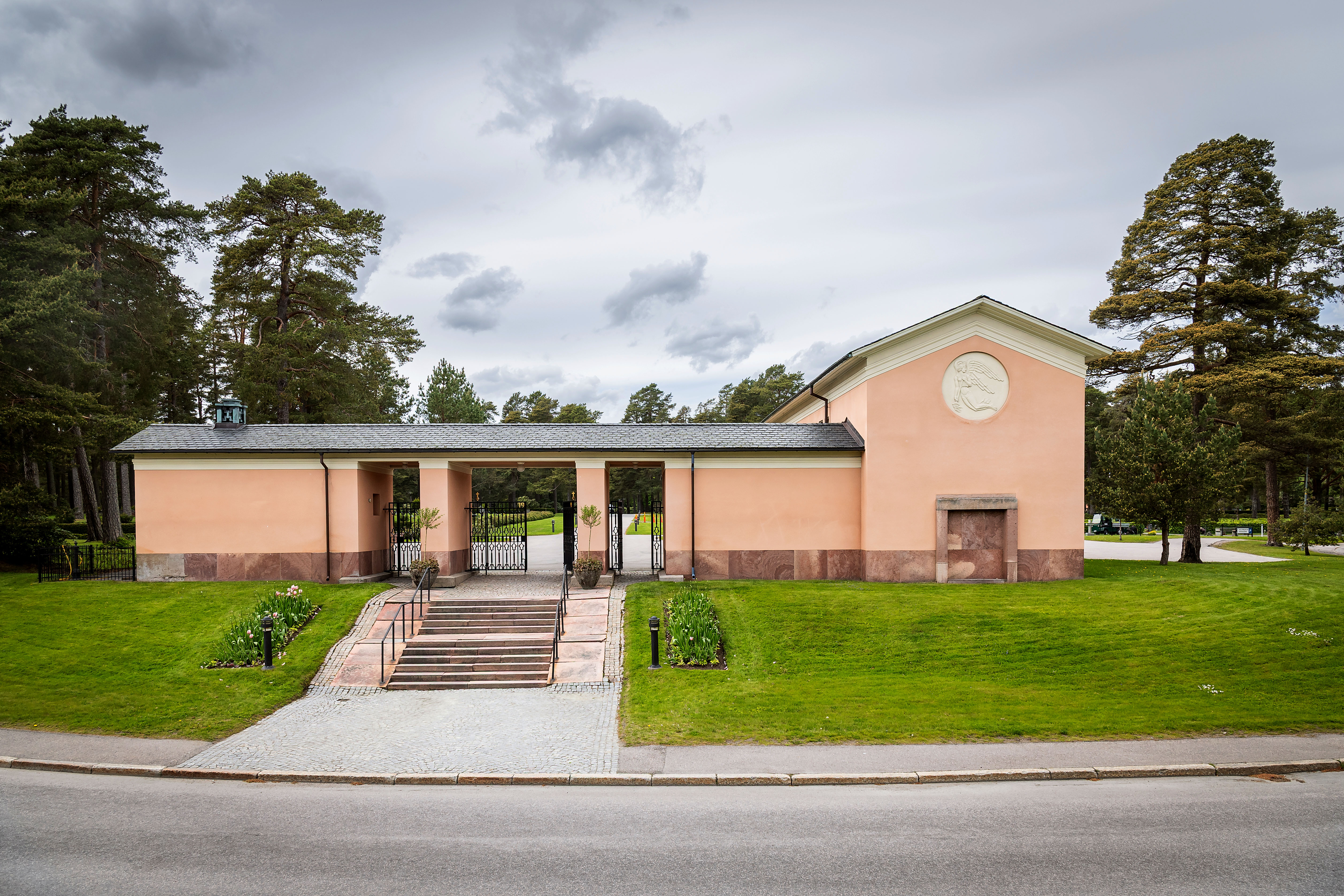 Huvudingången och kolumbariet på Skogskyrkogården