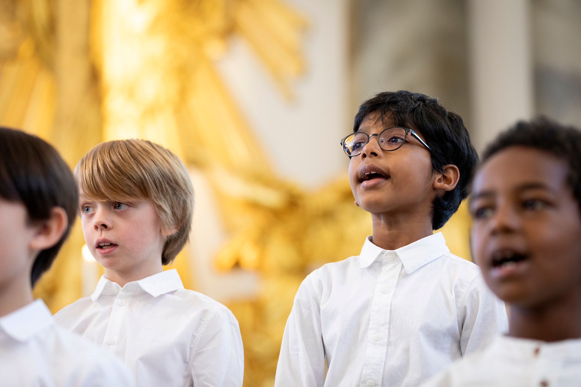 Barn som sjunger i kör i kyrkan