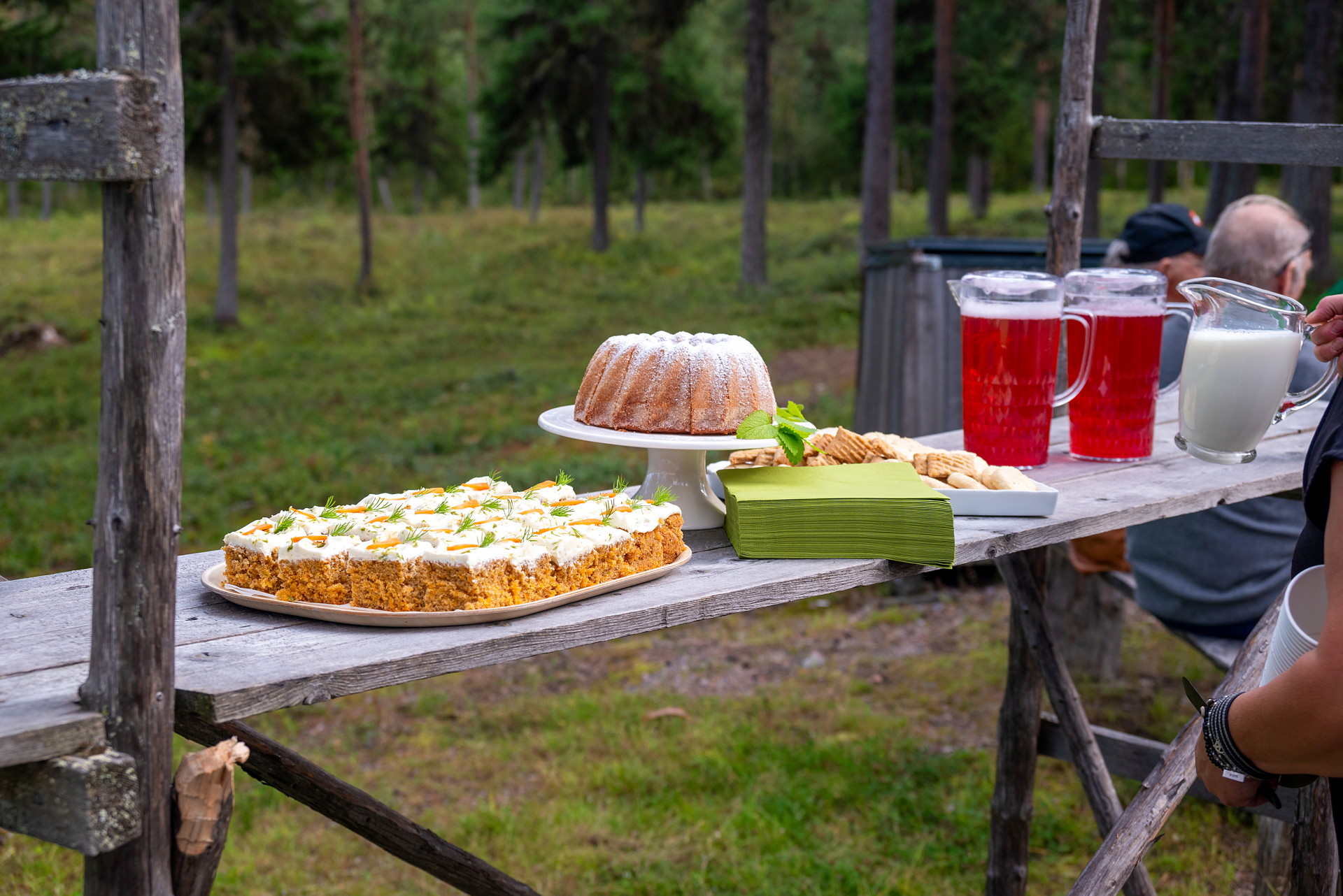 Fika på ett bord i naturen.