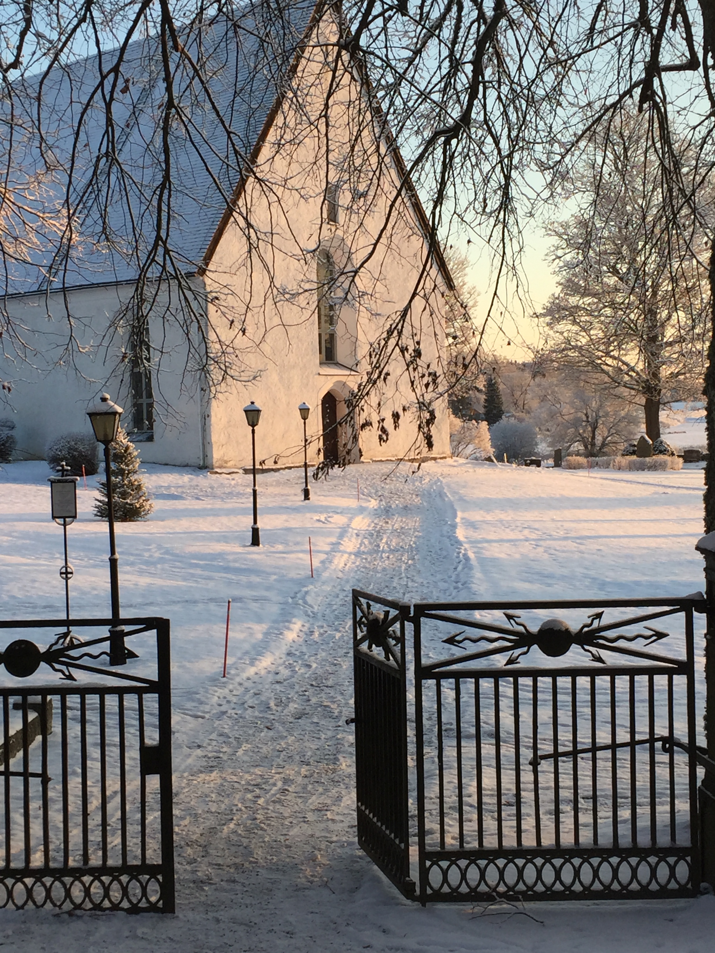 Funbo kyrka i snölandskap.
