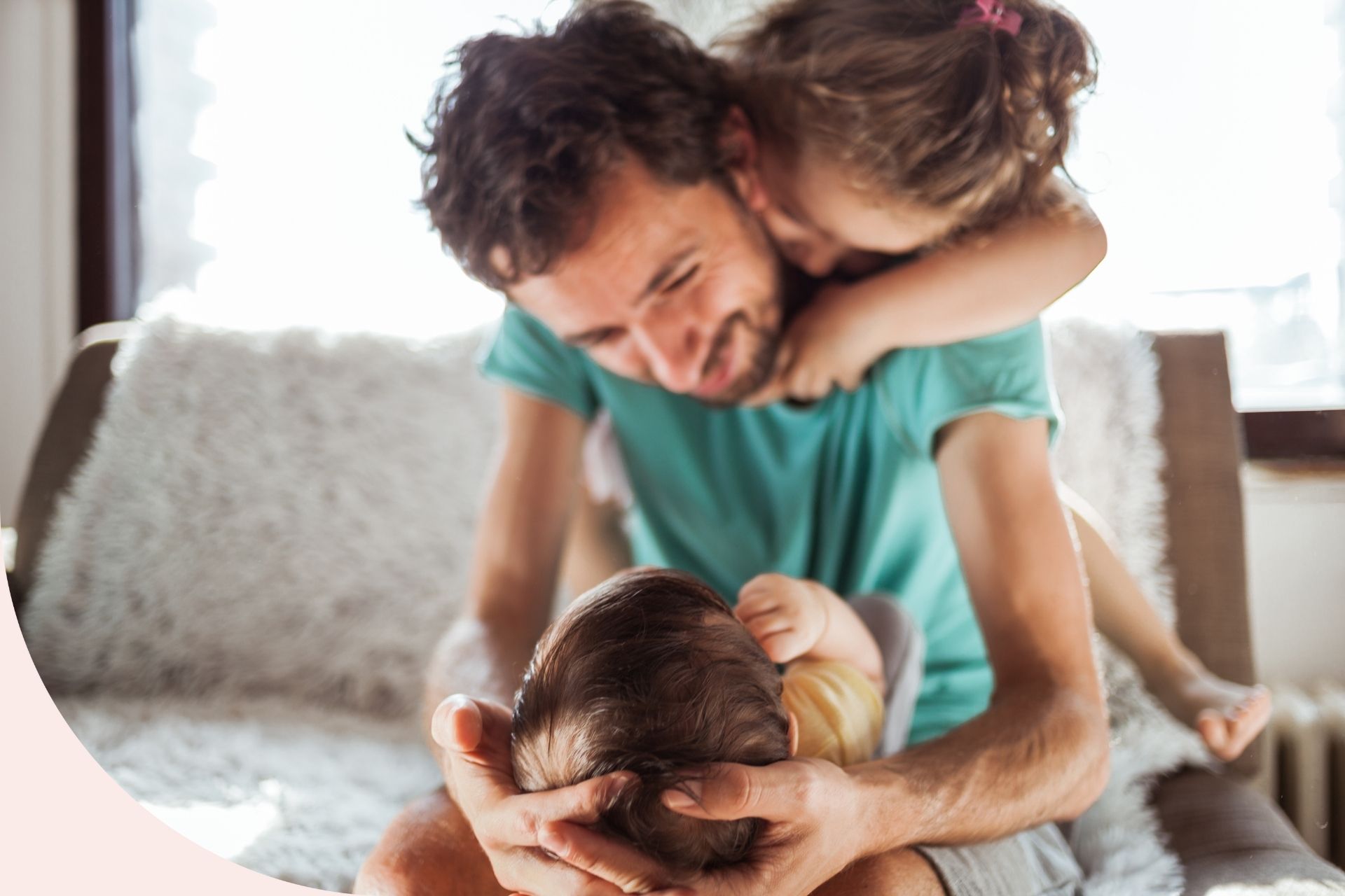 pappa med nyfödd och litet barn som kramas