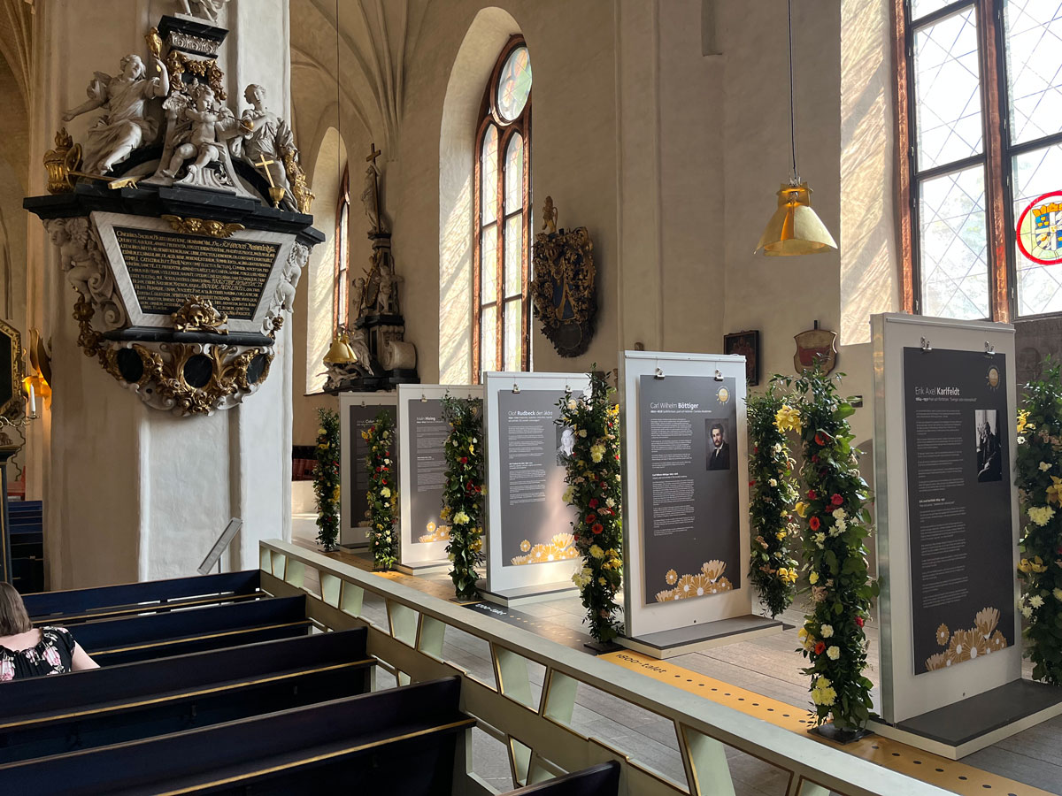 Utställningsskärmar framför kyrkfönster