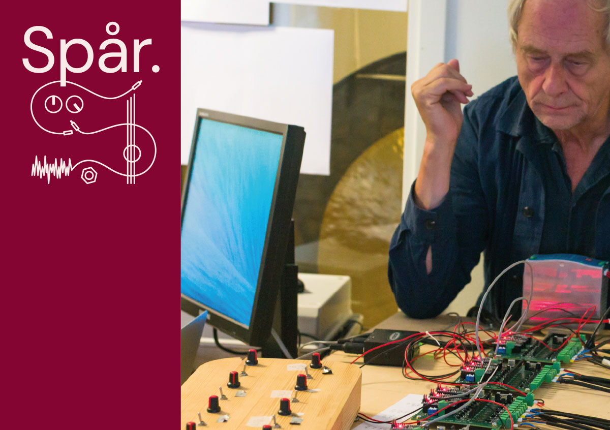 Torbjörn Grass vid ett kontrollbord med reglage, sladdar och datorskärm