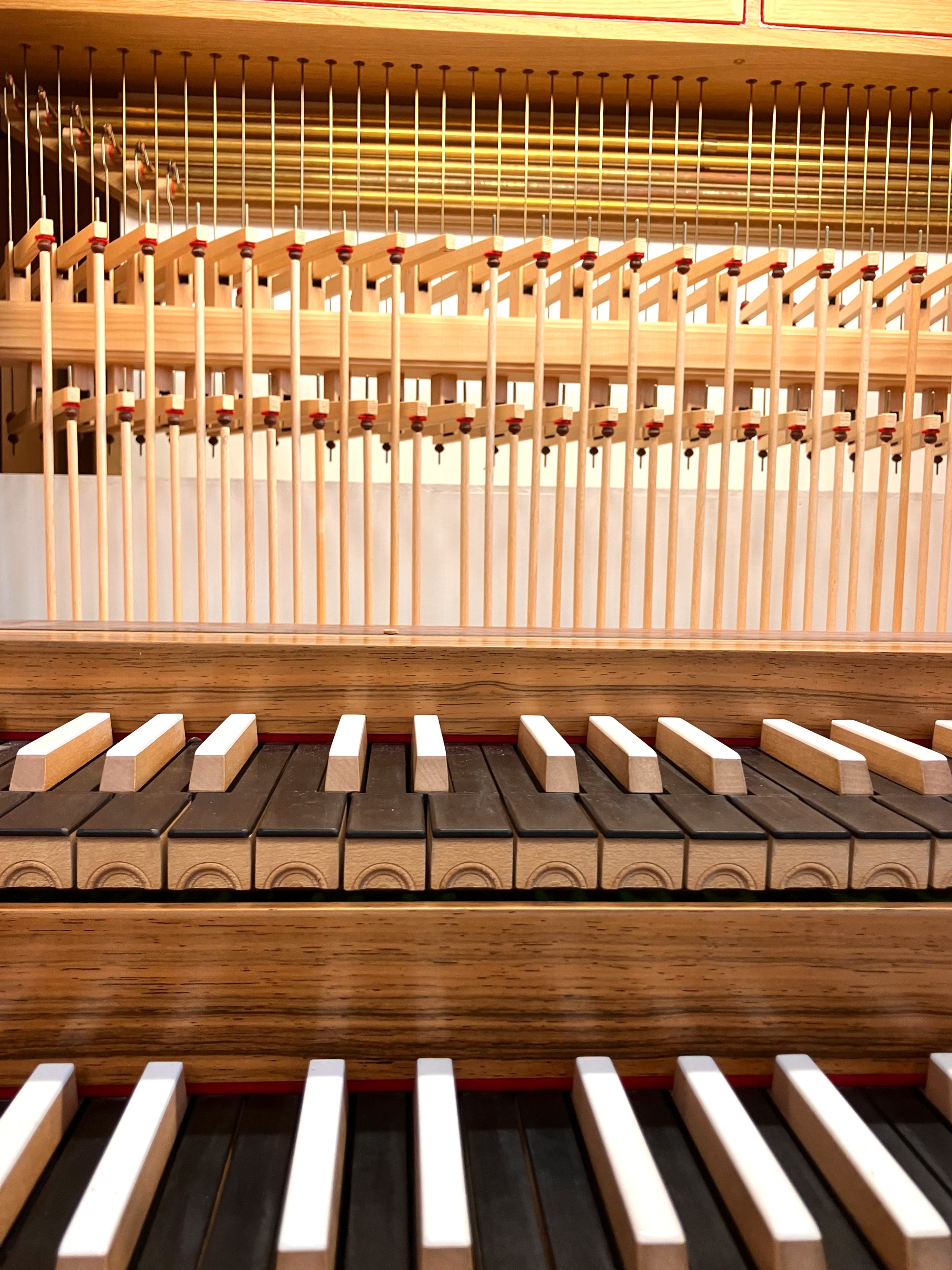 Svarta och vita tangenter i två plan