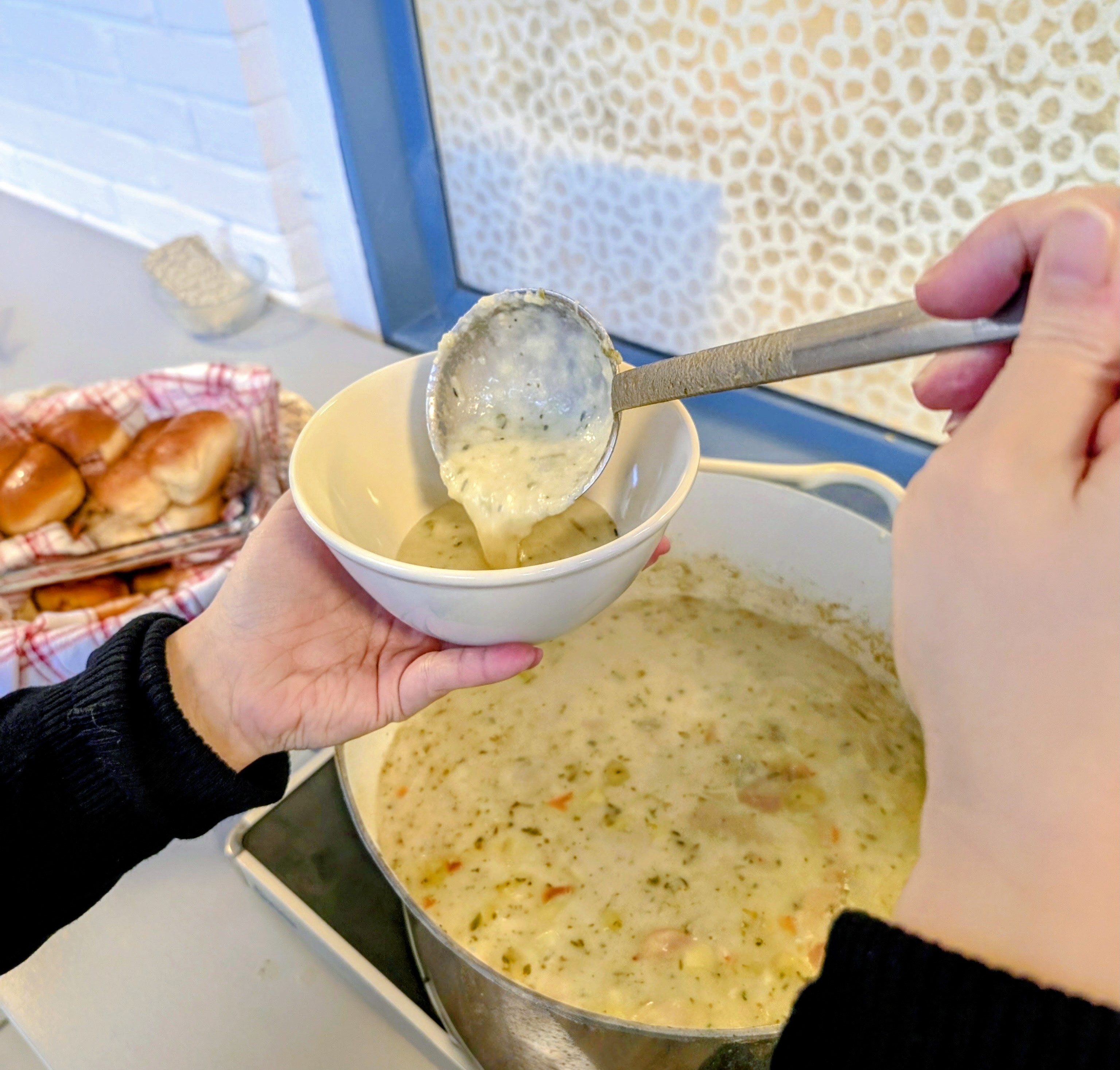 soppa hälls upp i en skål