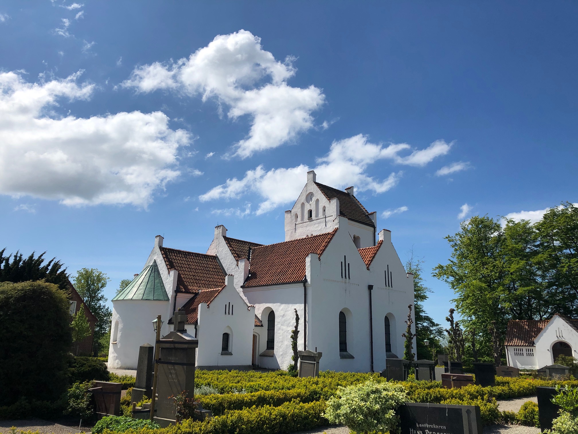 Exteriör vitkalkad Vallkärra kyrka