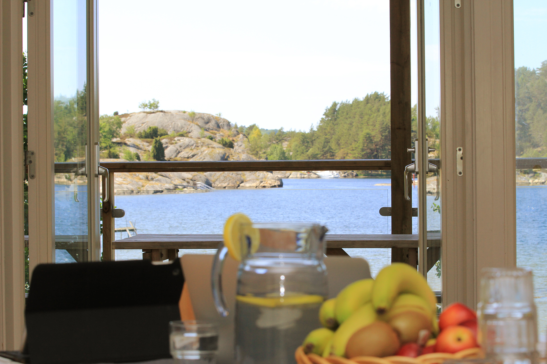 Vy ut mot havet från konferensrummet på Ängögården.