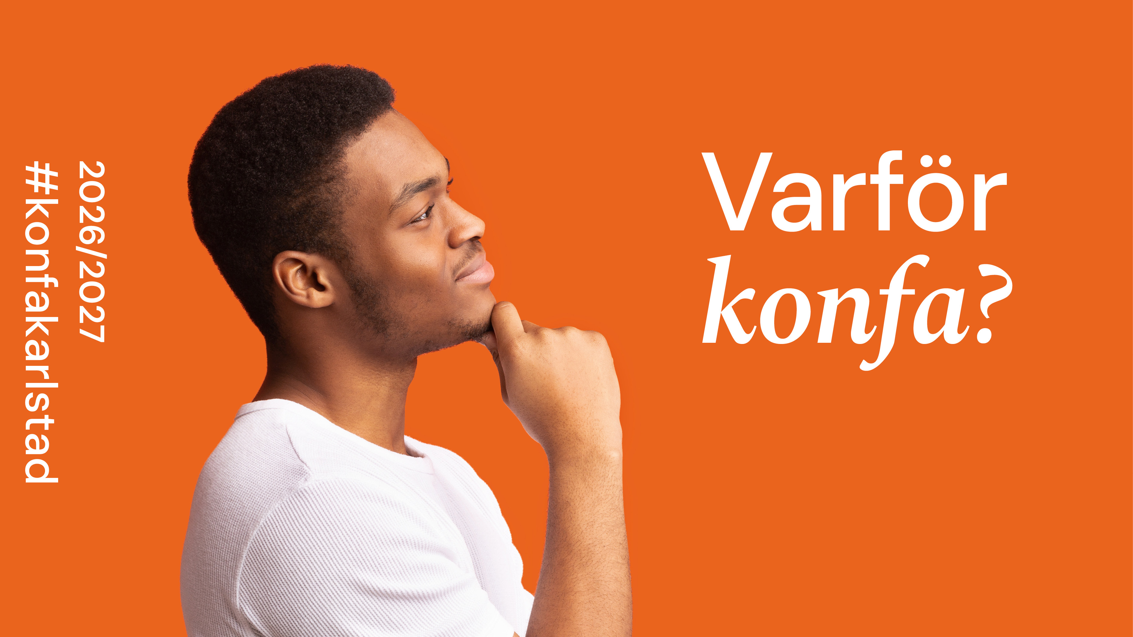 En mörkhyad kille ser glad och nyfiken ut med hakan på handen framför texten "Varför konfa?"