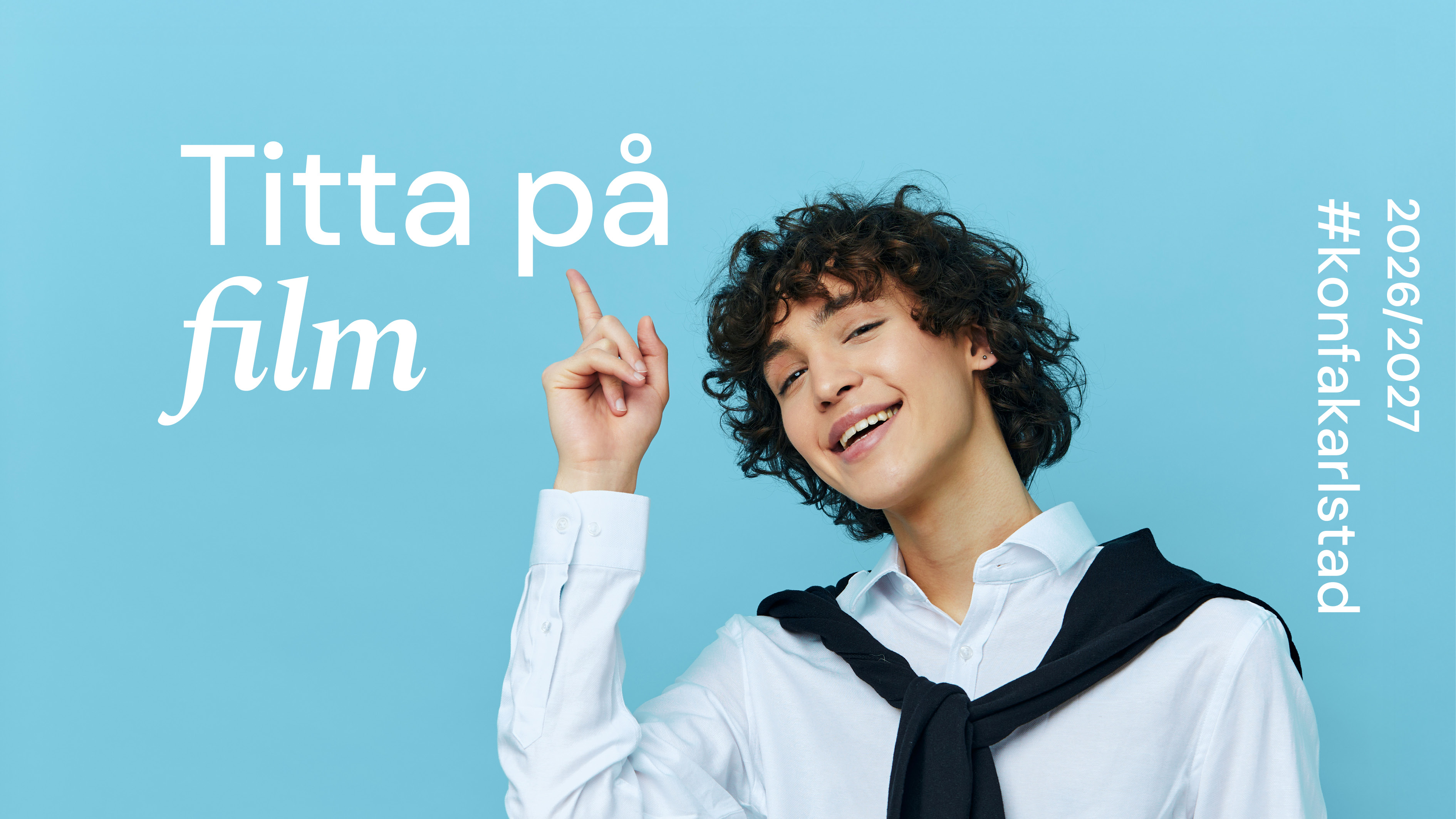 En glad tonårsgille med krulligt halvhångt hår pekar på orden "Titta på film".