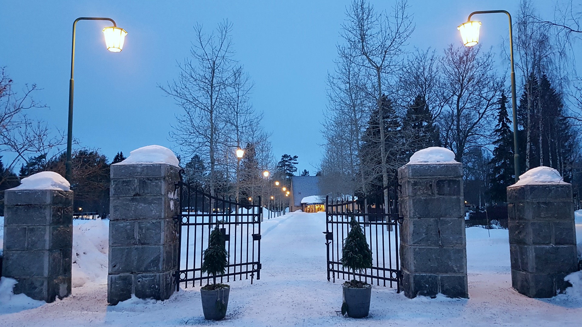 Entrén till Norra kyrkogården - två järngrindar på vintern