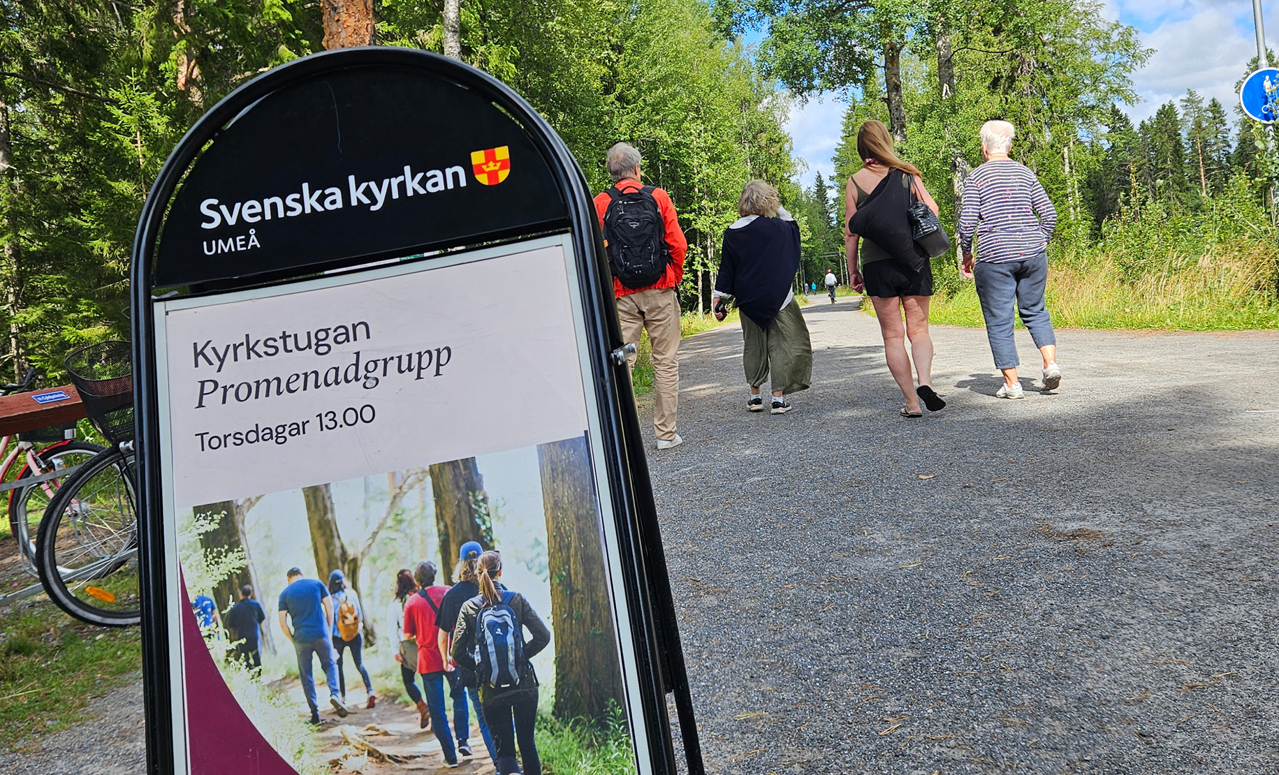 En grupp som promenerar