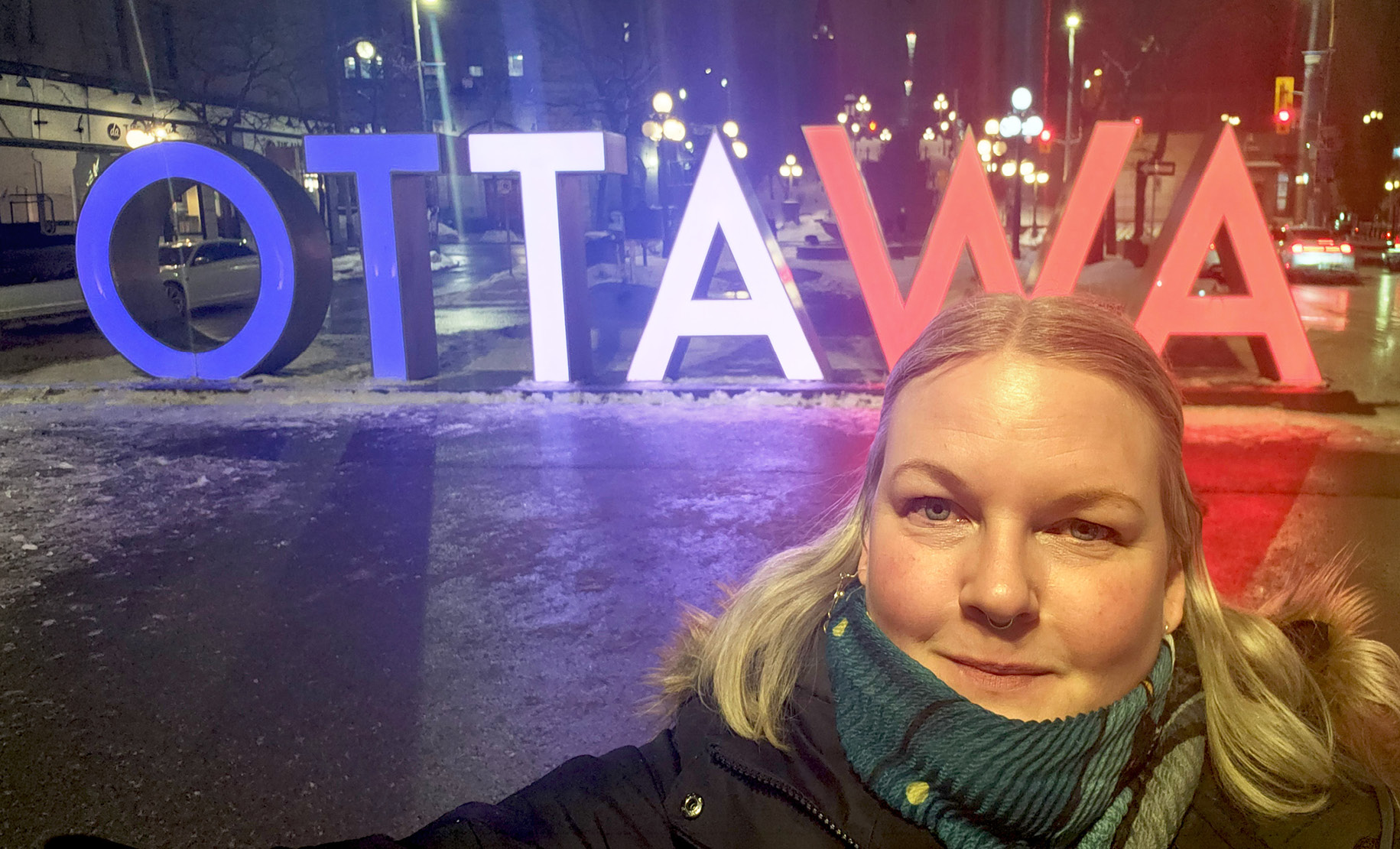 Kvinna med texten Ottawa i bakgrunden