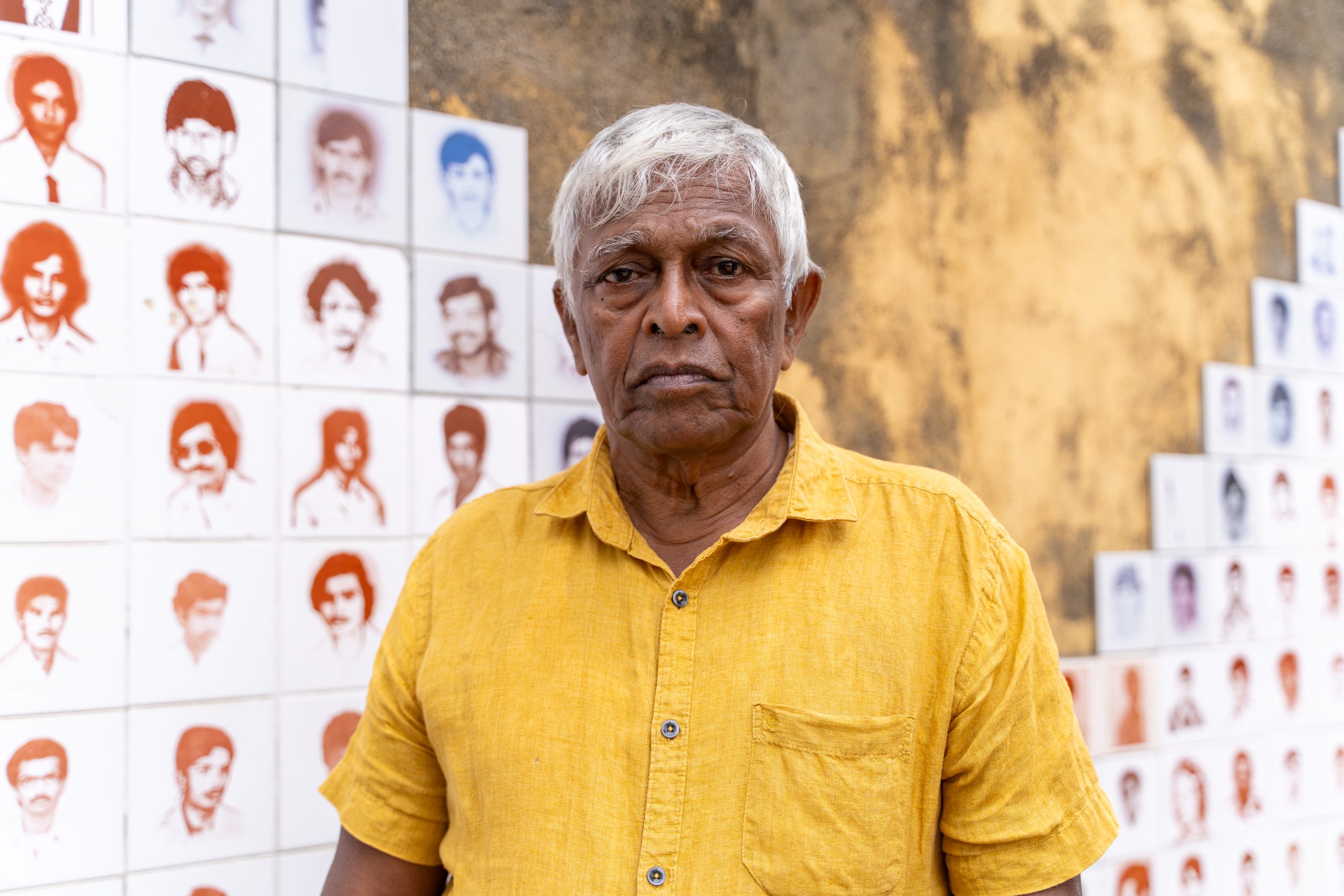 Brito tittar in i Kameran 