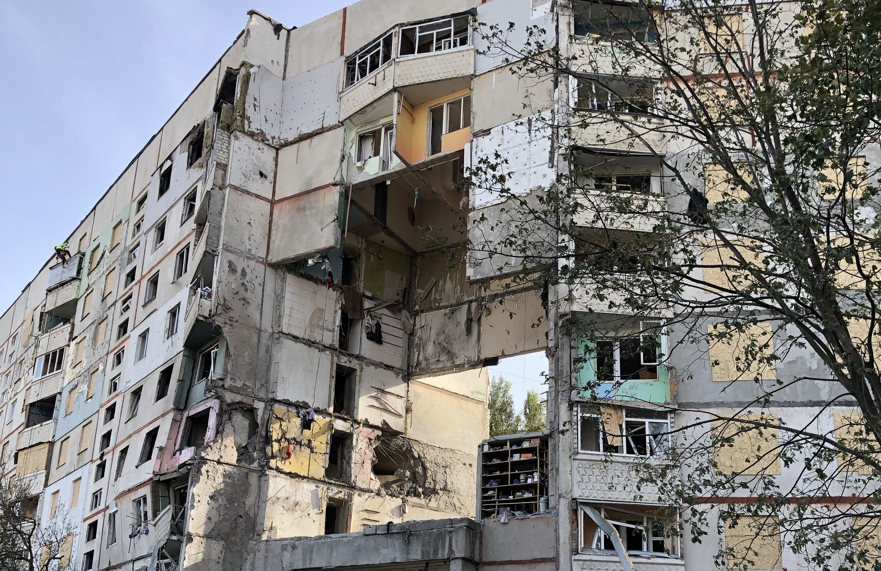 Lägenhetshus skadat av krig 