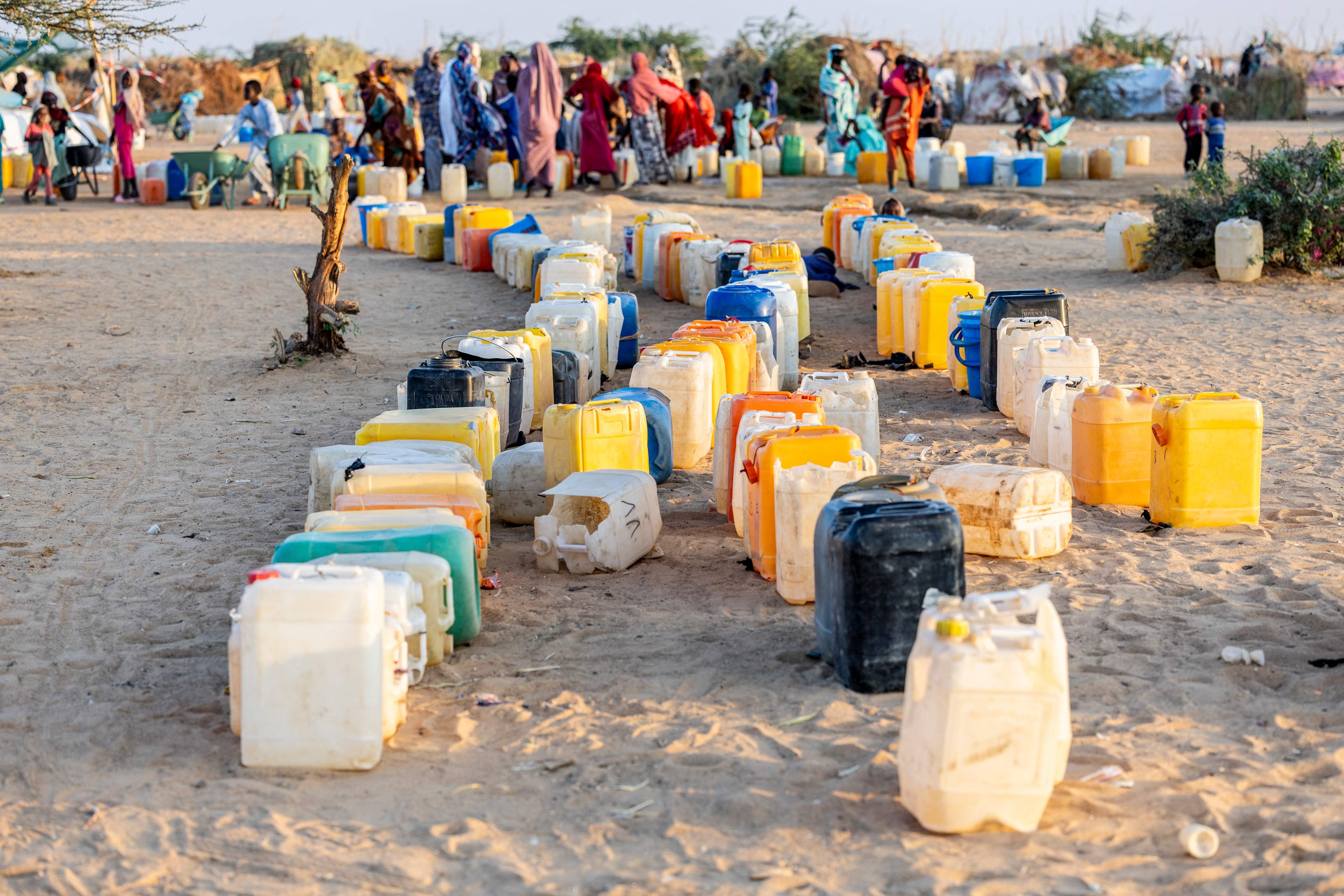 Vattendunkar i förgrunden och människor i bakgrunden