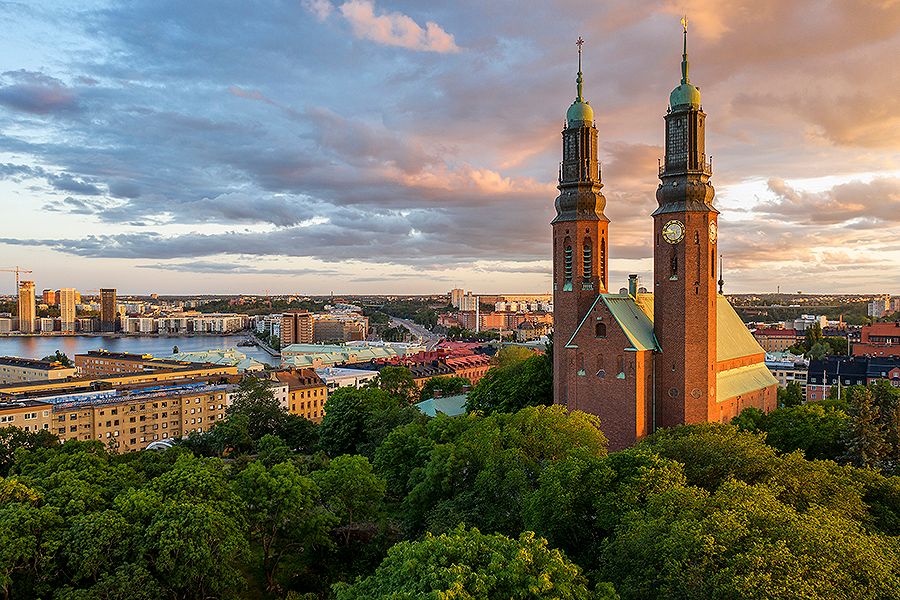 Högalidskyrkan från ovan med grönskande parkmiljöer