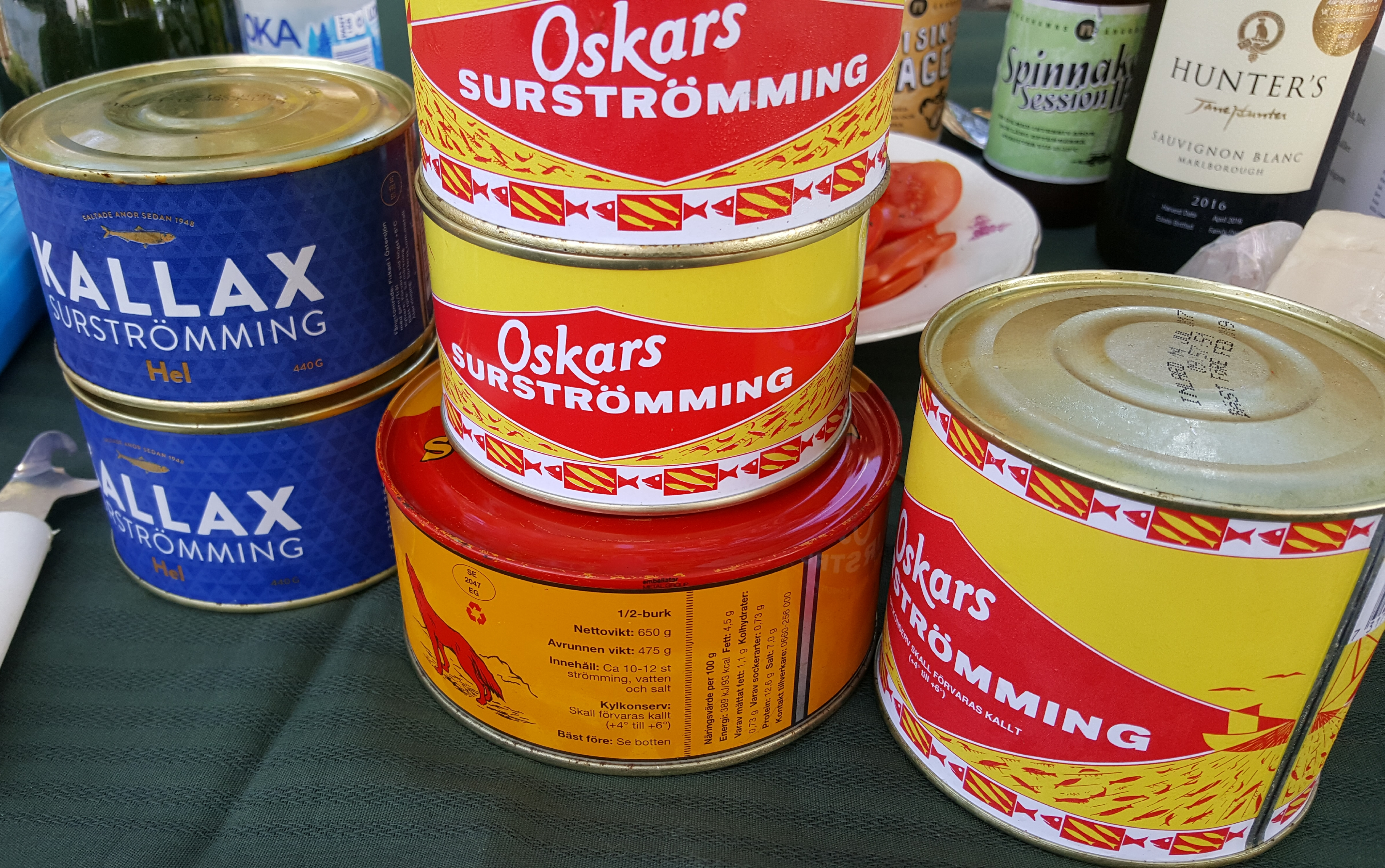 burkar i olika färger staplade på varandra med text surströmming