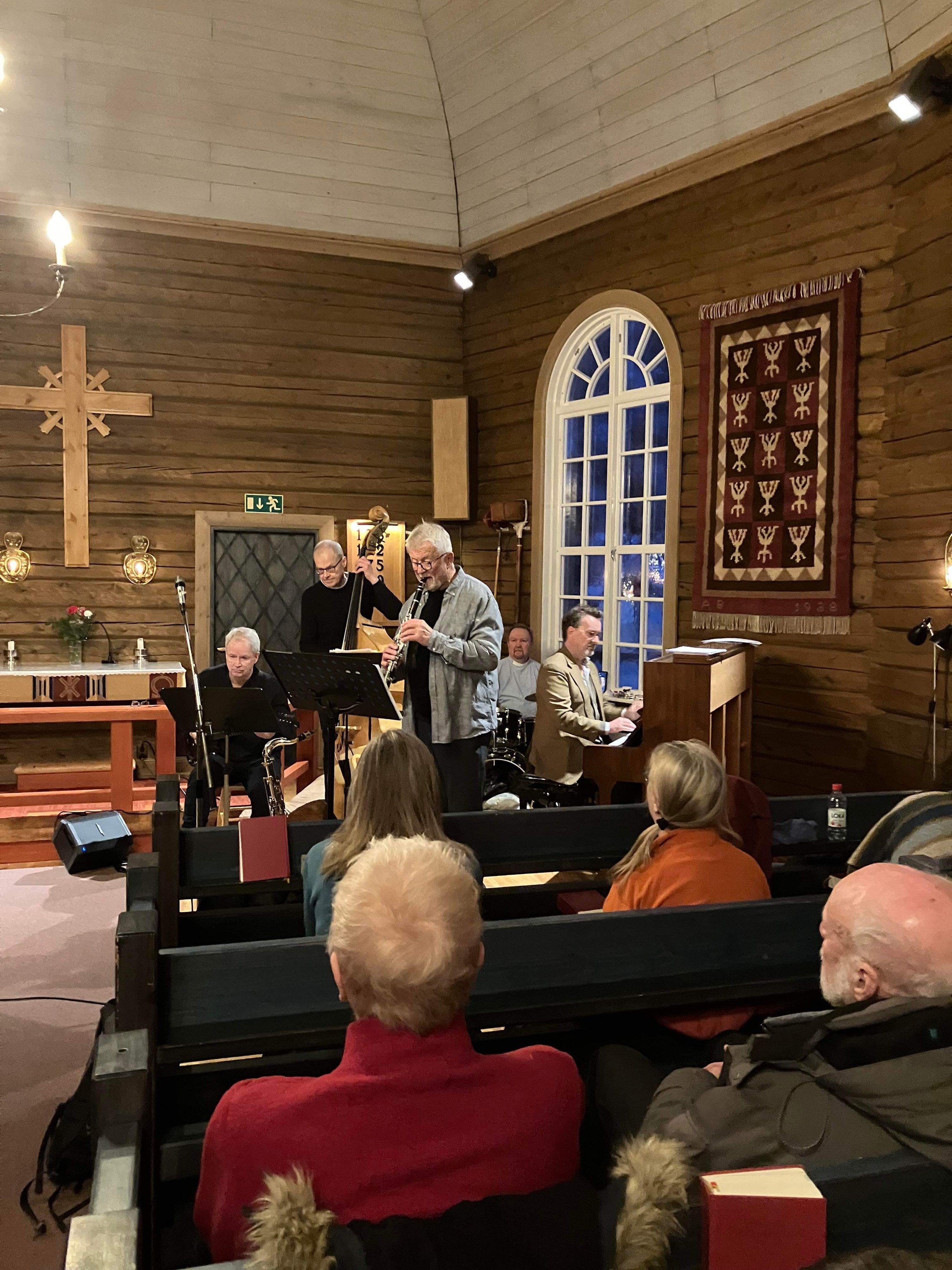 jazz musiker spelar musik framför en publik