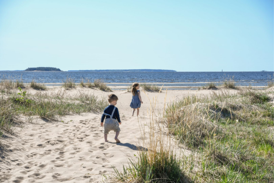 två barn på strand landskap