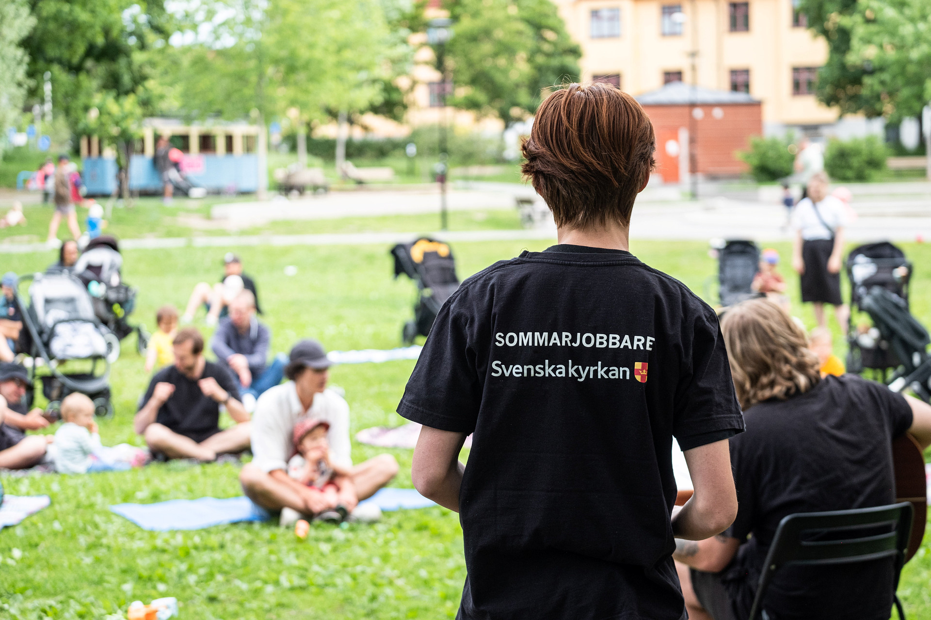 Ung person med tröja med texten Sommarjobbare på
