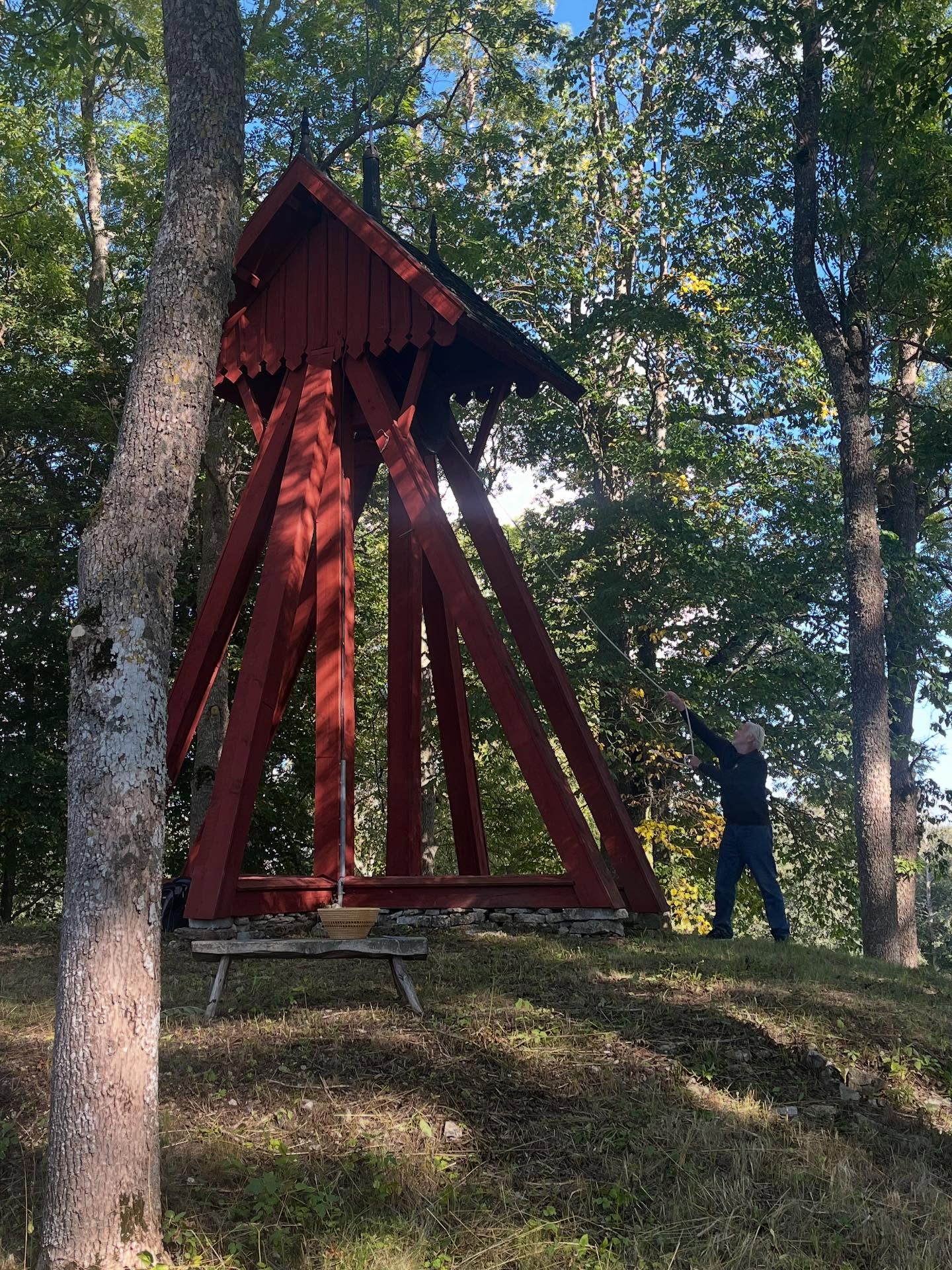 En rödmålad klockstapel