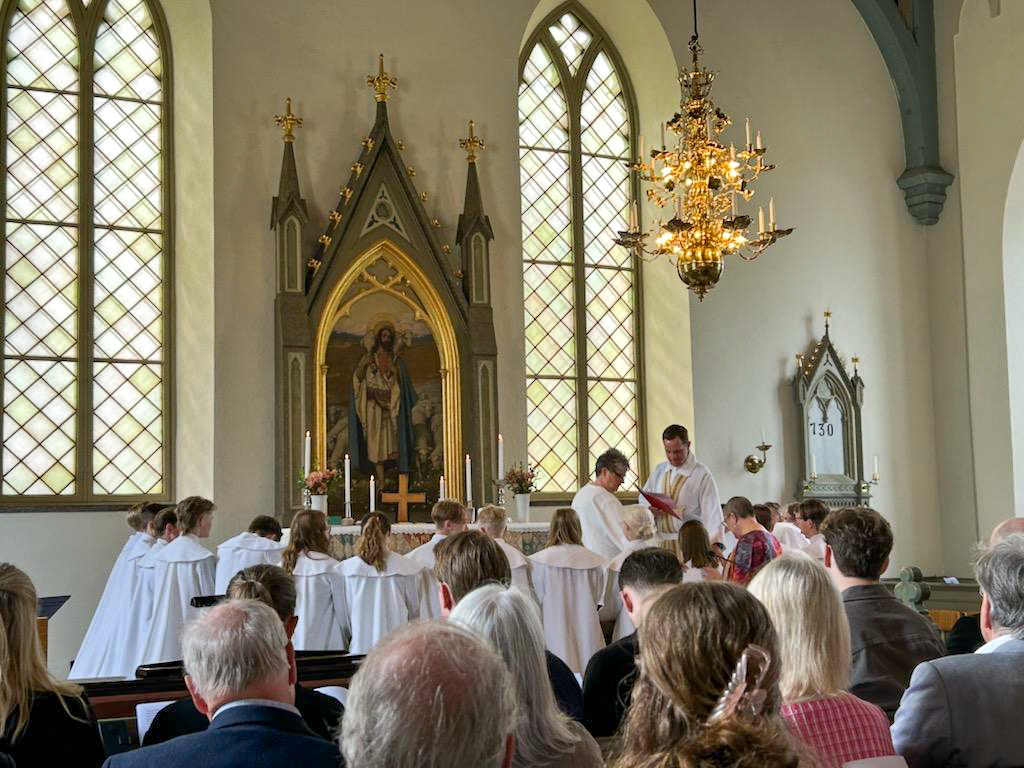 Ungdomar vid altarringen på konfirmation