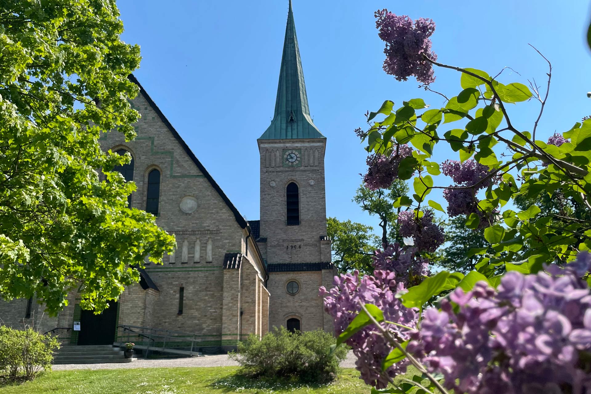 Gustavsbergskyrka tidig sommar