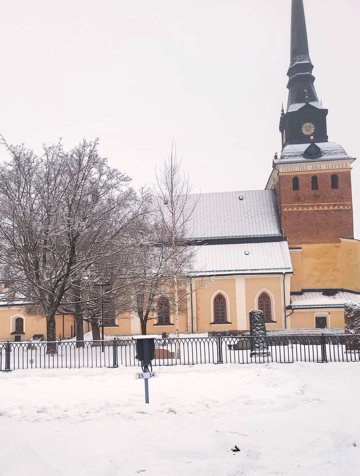 bild på laddstople parkeringsplats 14-15 med Mora kyrka i bakgrunden