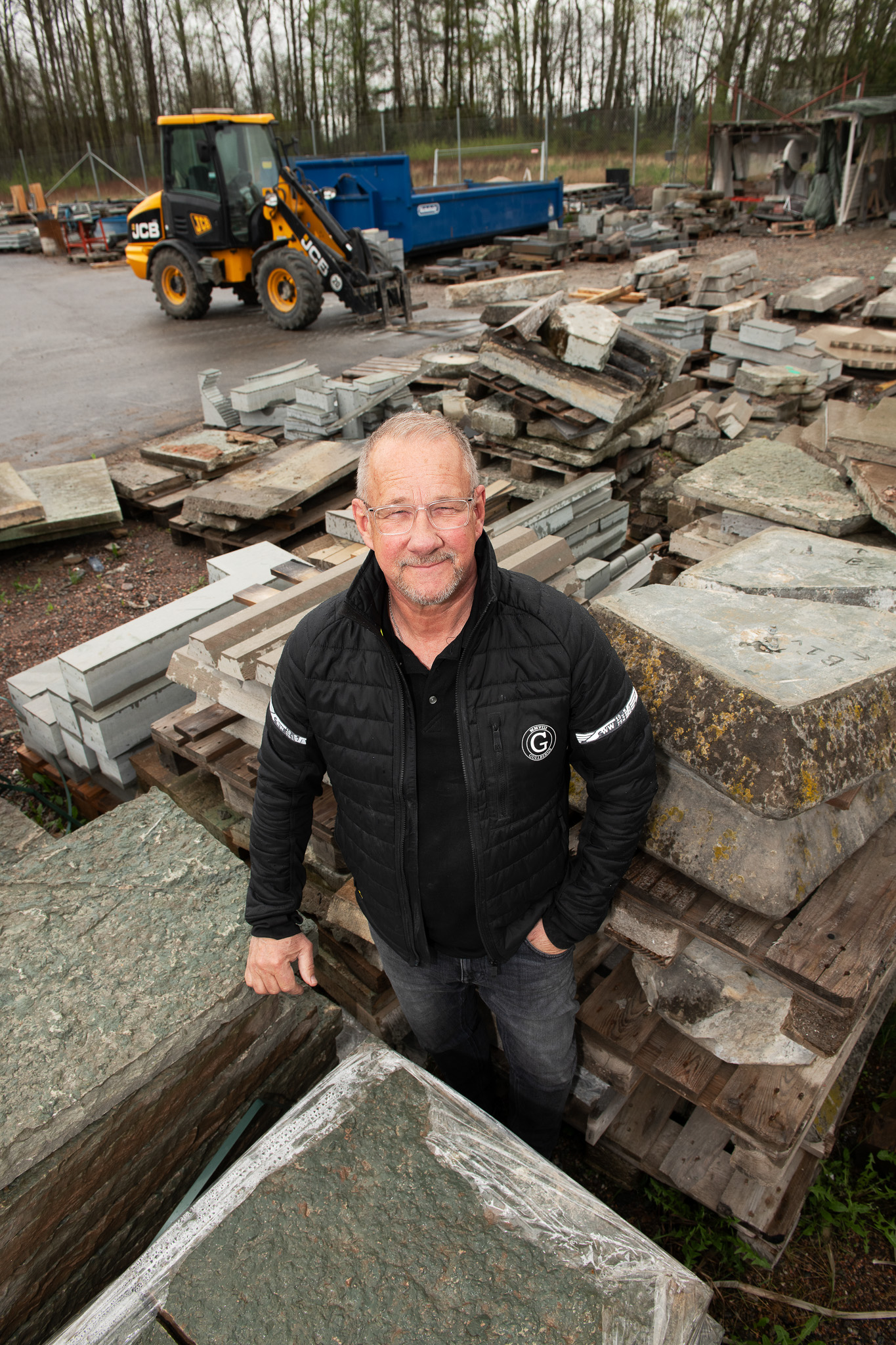 Man som står mellan högar med stenar.